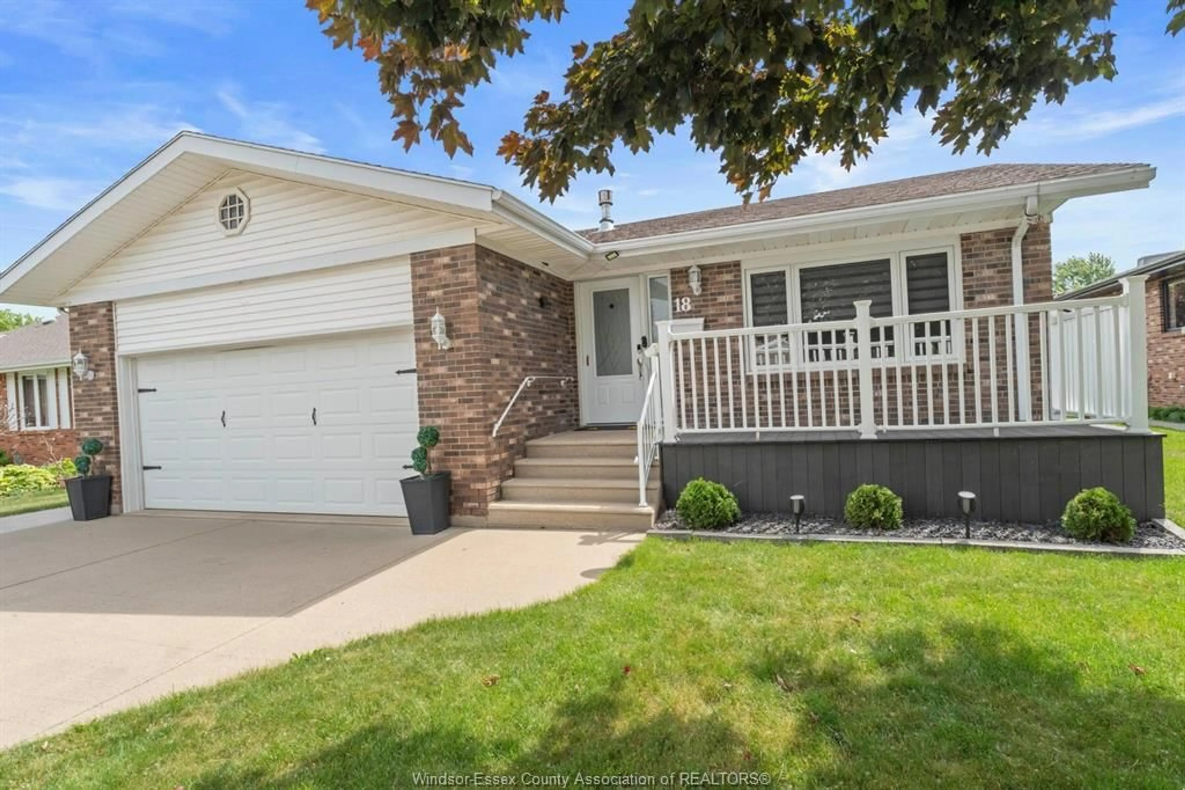 Home with vinyl exterior material, street for 18 ELIZABETH Cres, Leamington Ontario N8H 4Y1