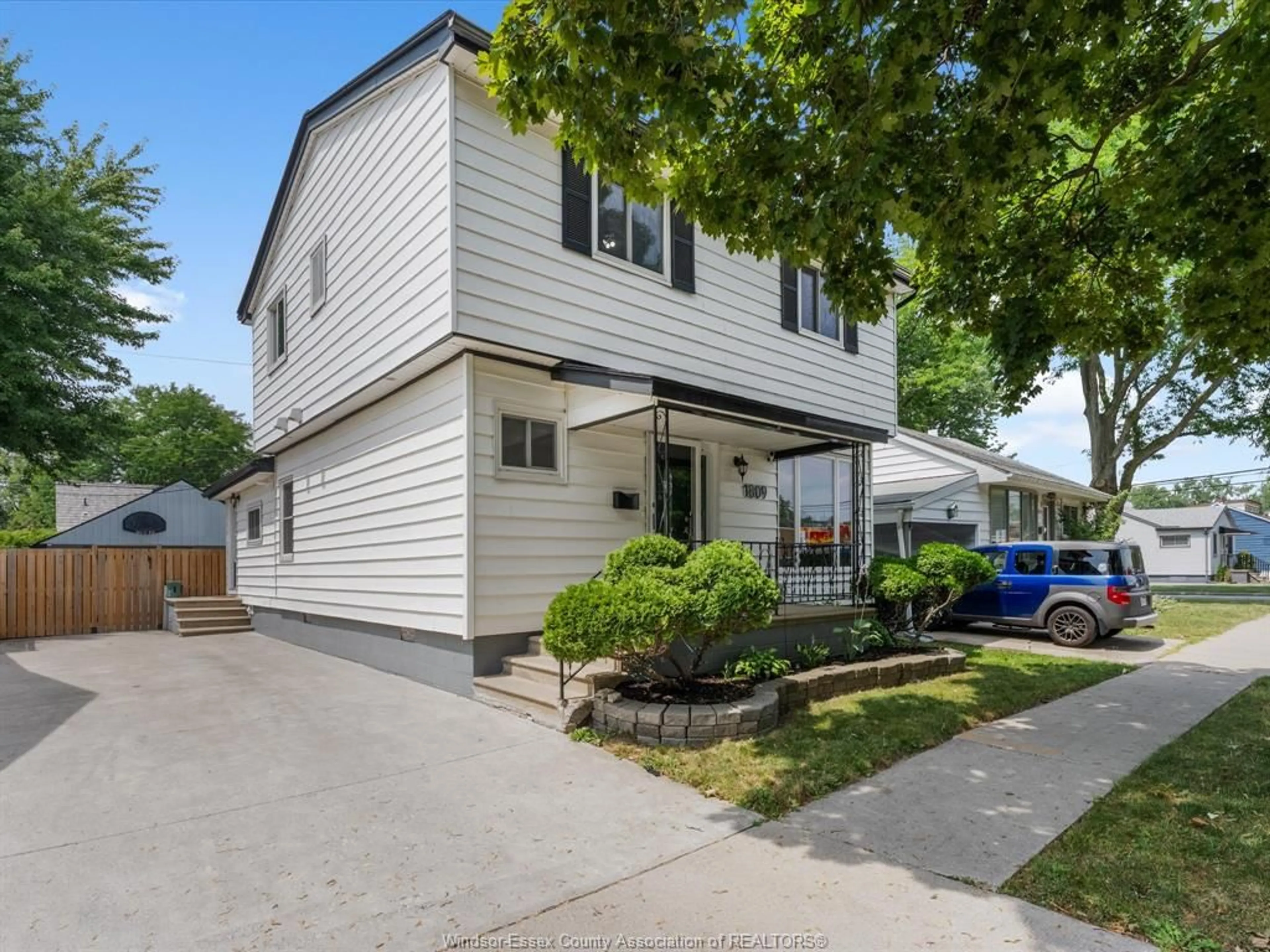 Home with vinyl exterior material, street for 1809 Westcott, Windsor Ontario N8W 4K3