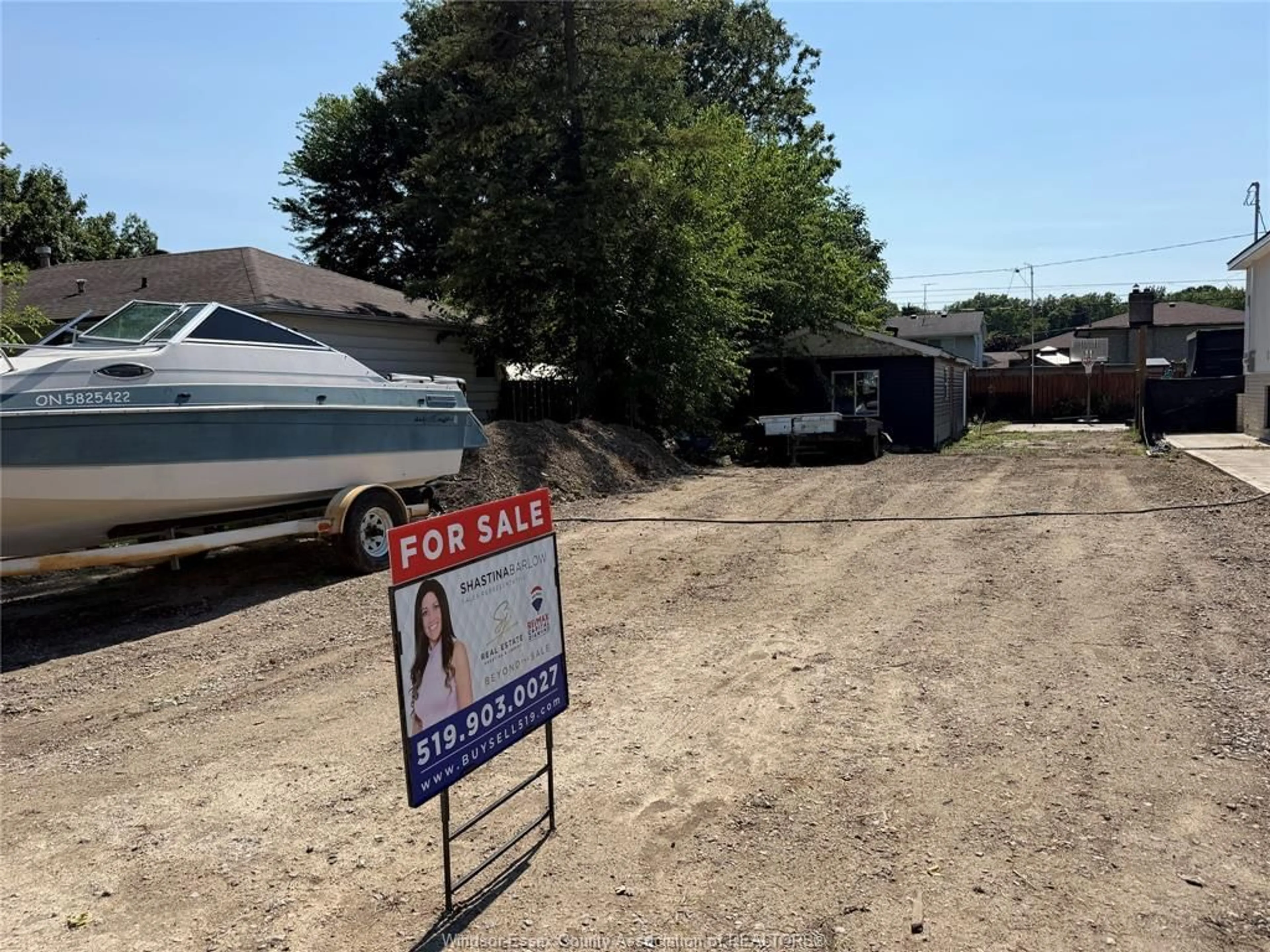 Parking for 3747 TURNER, Windsor Ontario M8W 3N2