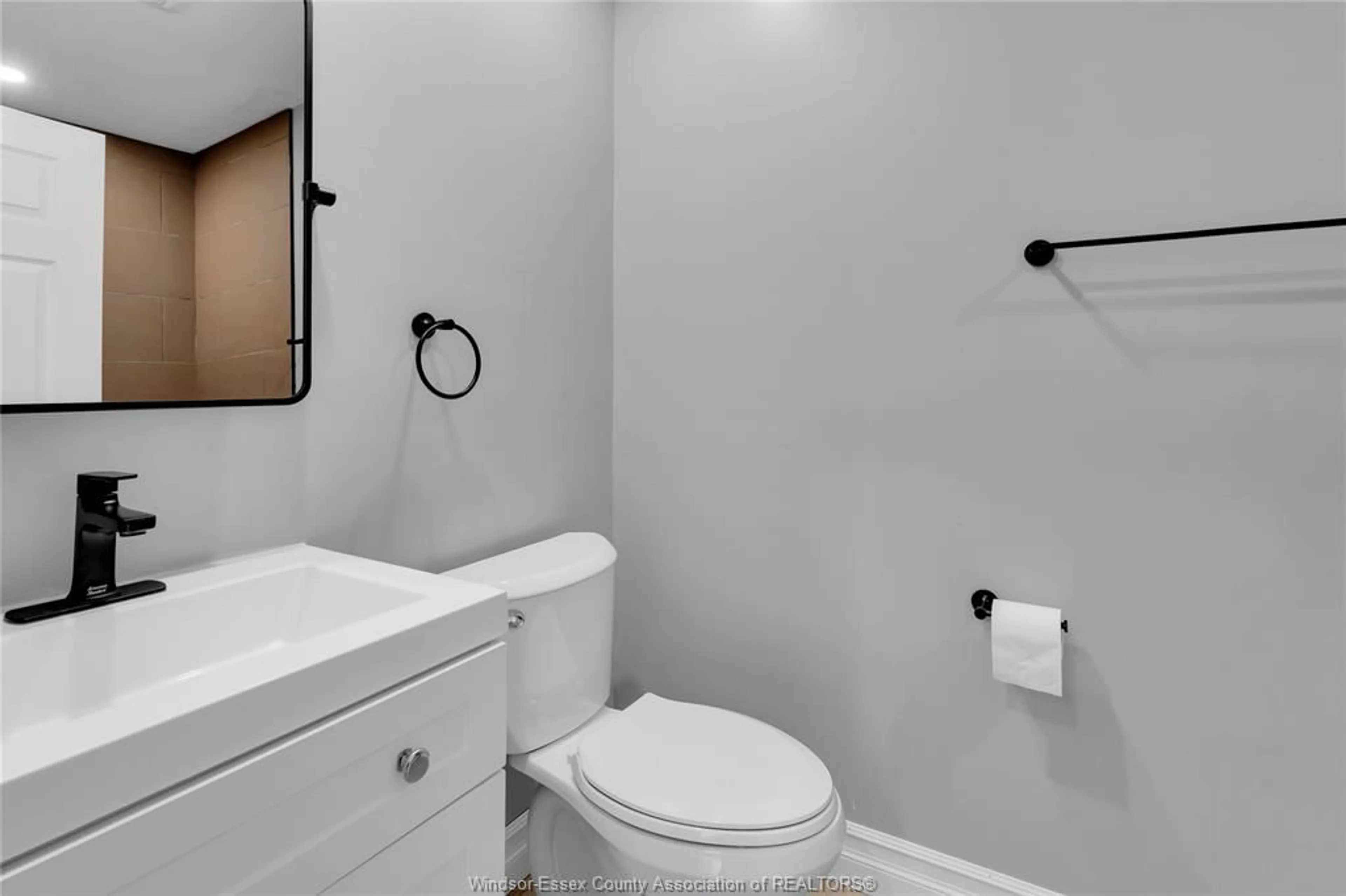 Standard bathroom, unknown for 946 HOWARD Ave #1 & 2, Windsor Ontario N9A 1S5