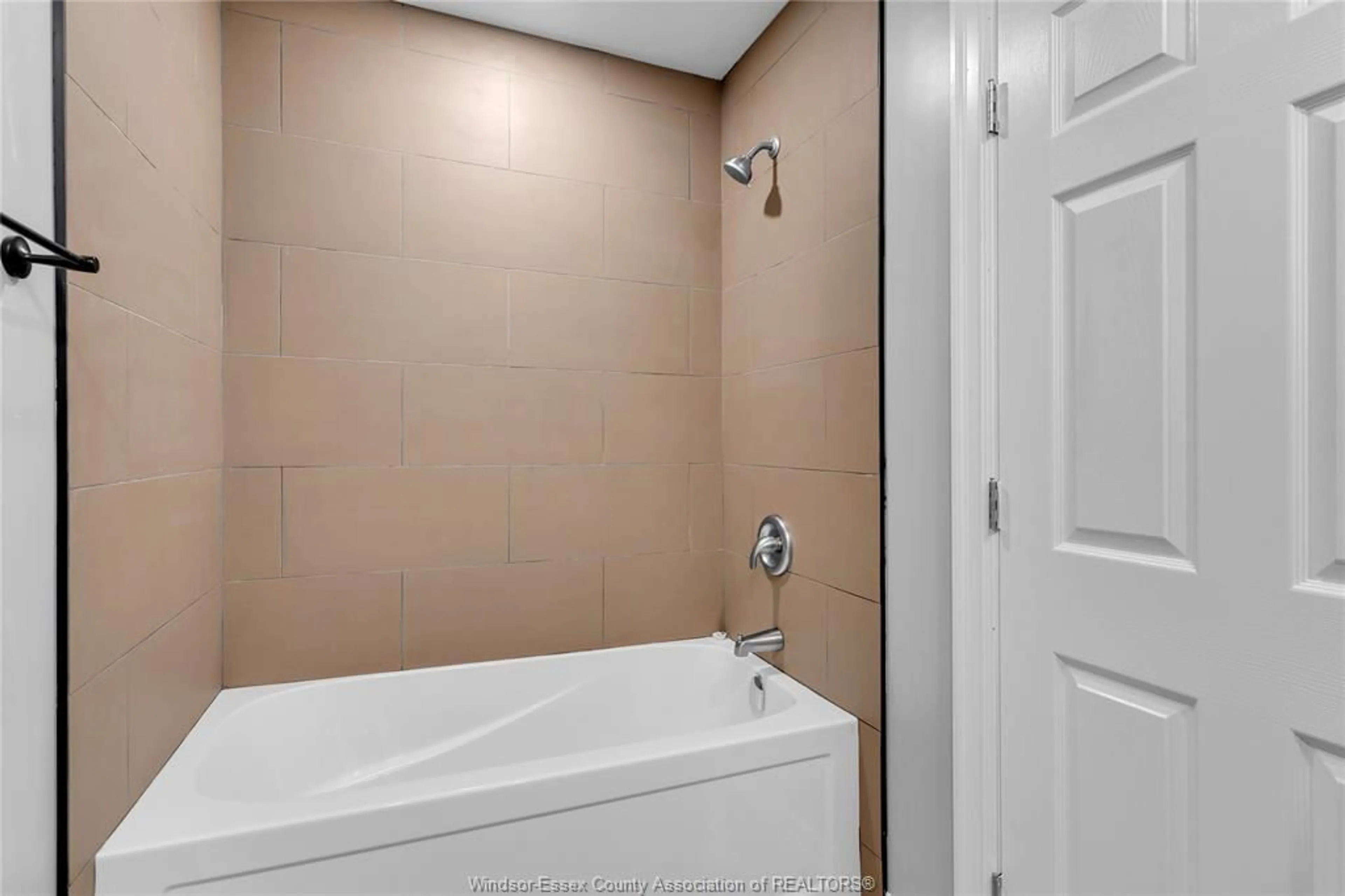 Standard bathroom, ceramic/tile floor for 946 HOWARD Ave #1&2, Windsor Ontario N9A 1S5