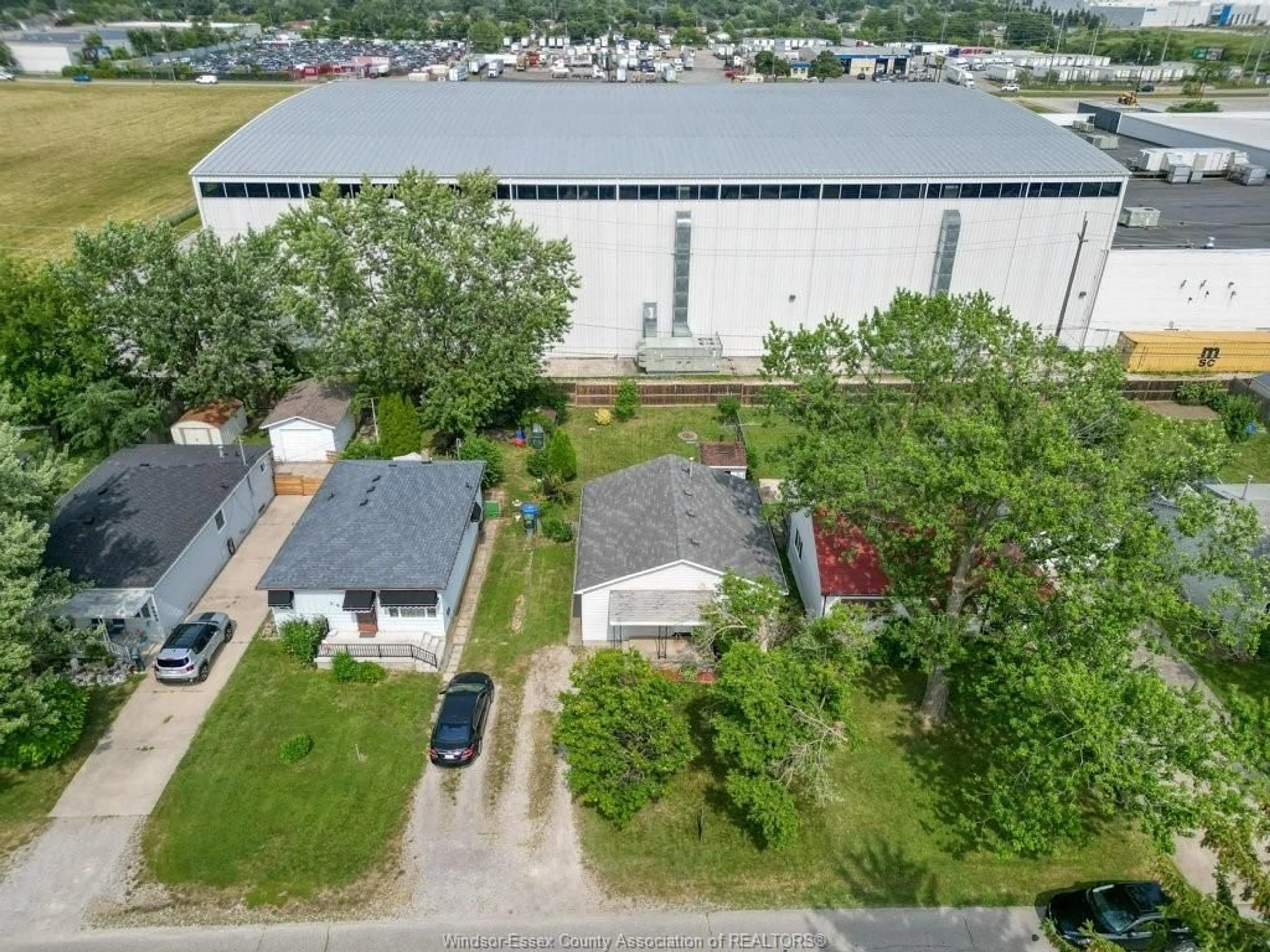 A pic from outside/outdoor area/front of a property/back of a property/a pic from drone, building for 2670 MELDRUM, Windsor Ontario N8W 4G2