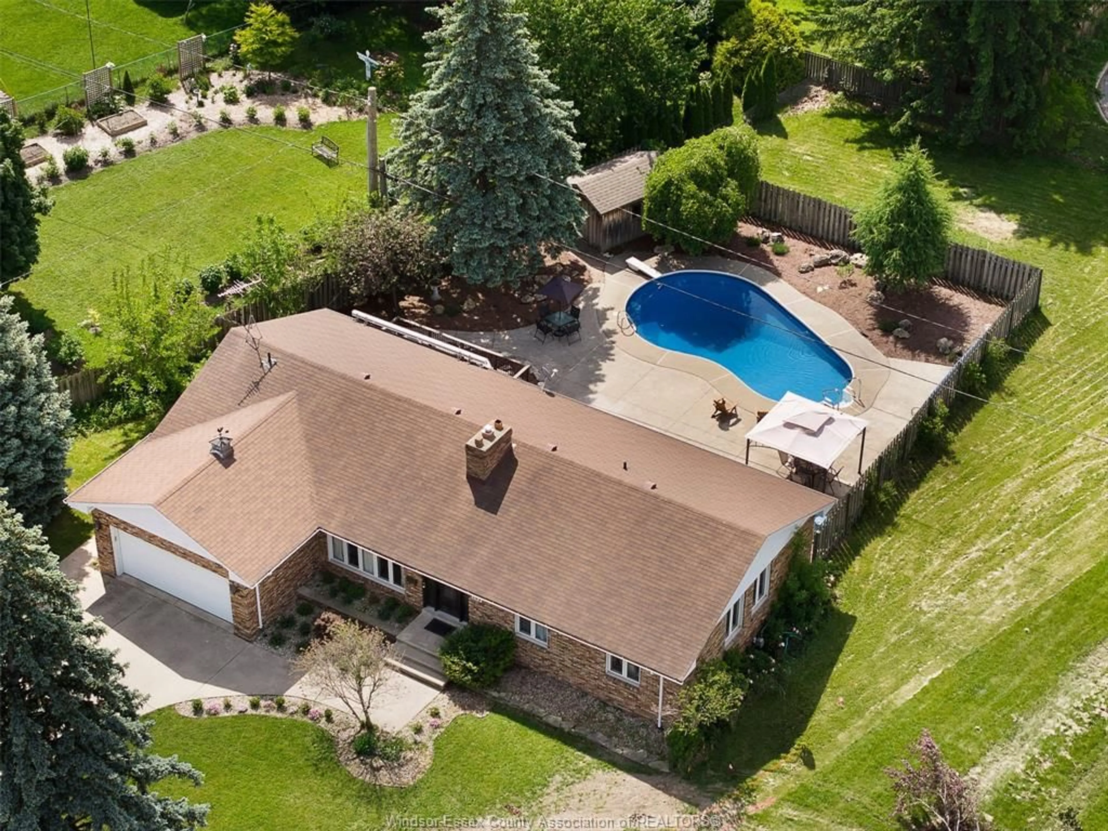 A pic from outside/outdoor area/front of a property/back of a property/a pic from drone, water/lake/river/ocean view for 255 FORT St, Amherstburg Ontario N9V 1C1