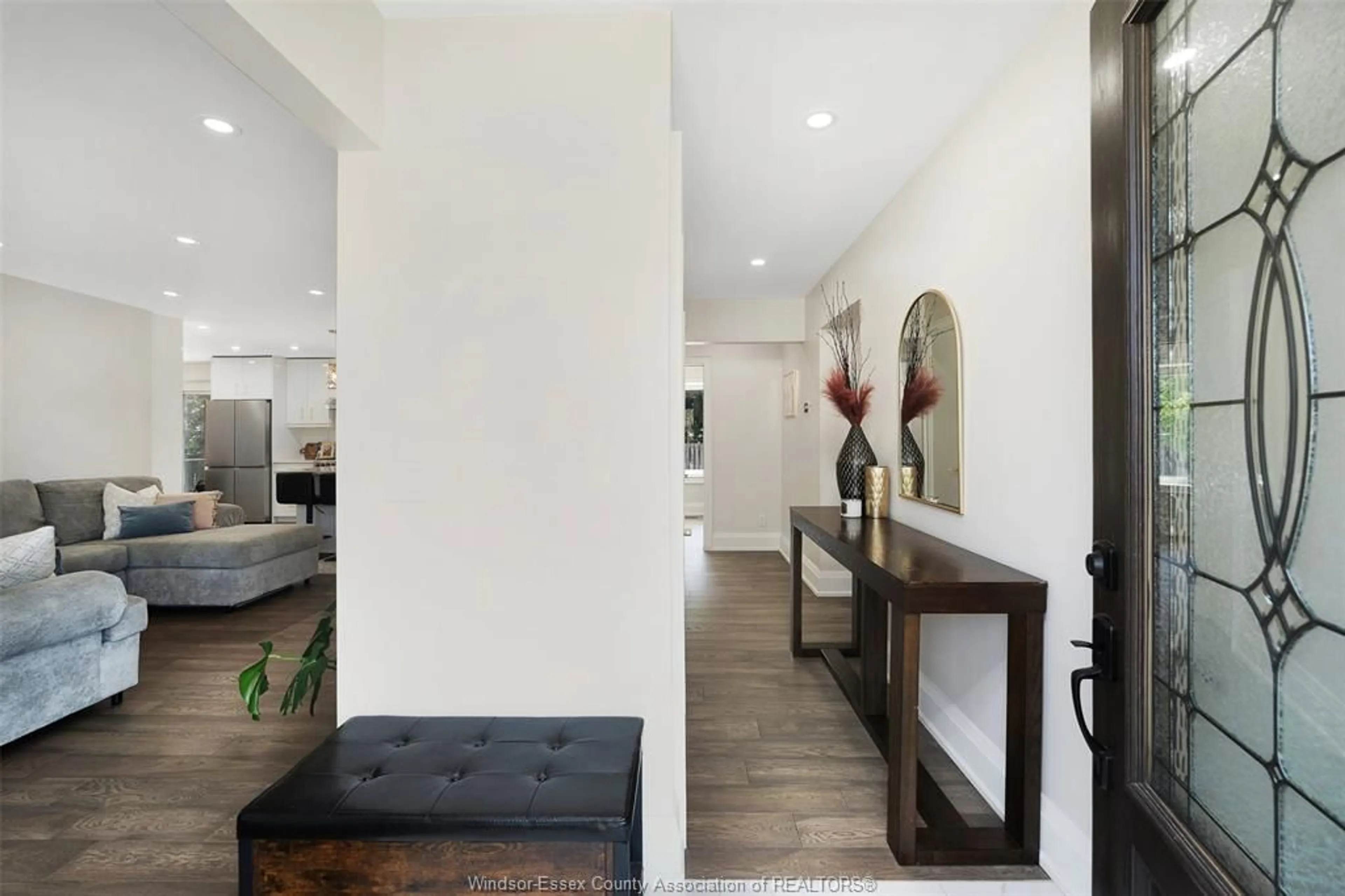 Indoor entryway for 255 FORT St, Amherstburg Ontario N9V 1C1