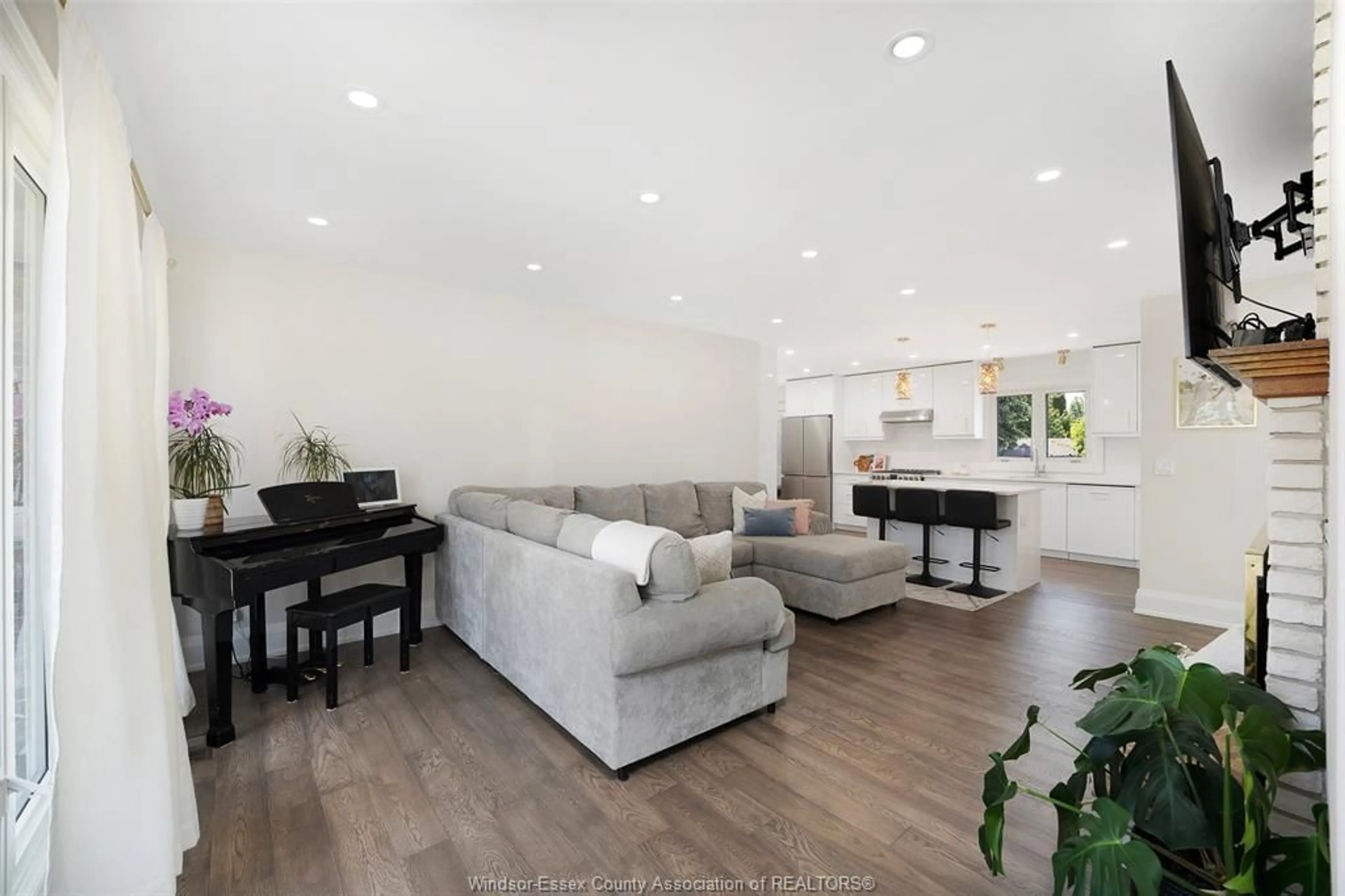 Living room with furniture, wood/laminate floor for 255 FORT St, Amherstburg Ontario N9V 1C1