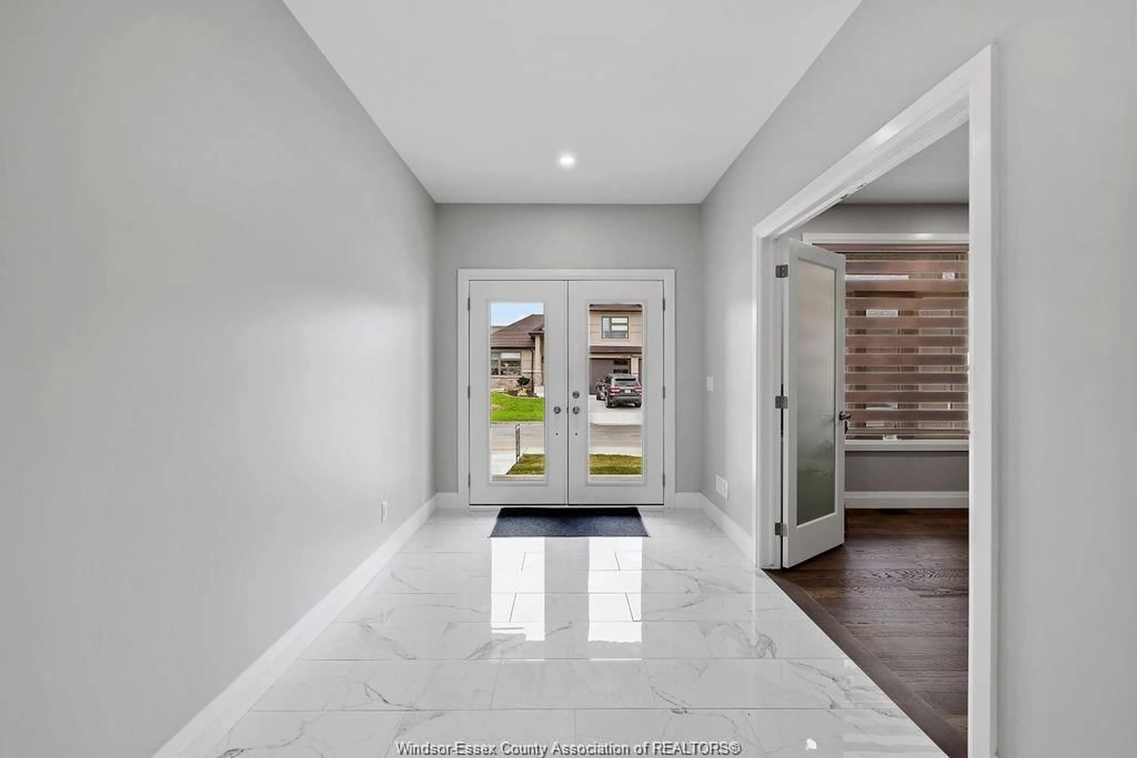 Indoor entryway for 1318 CLEARWATER, Windsor Ontario N8P 0E3