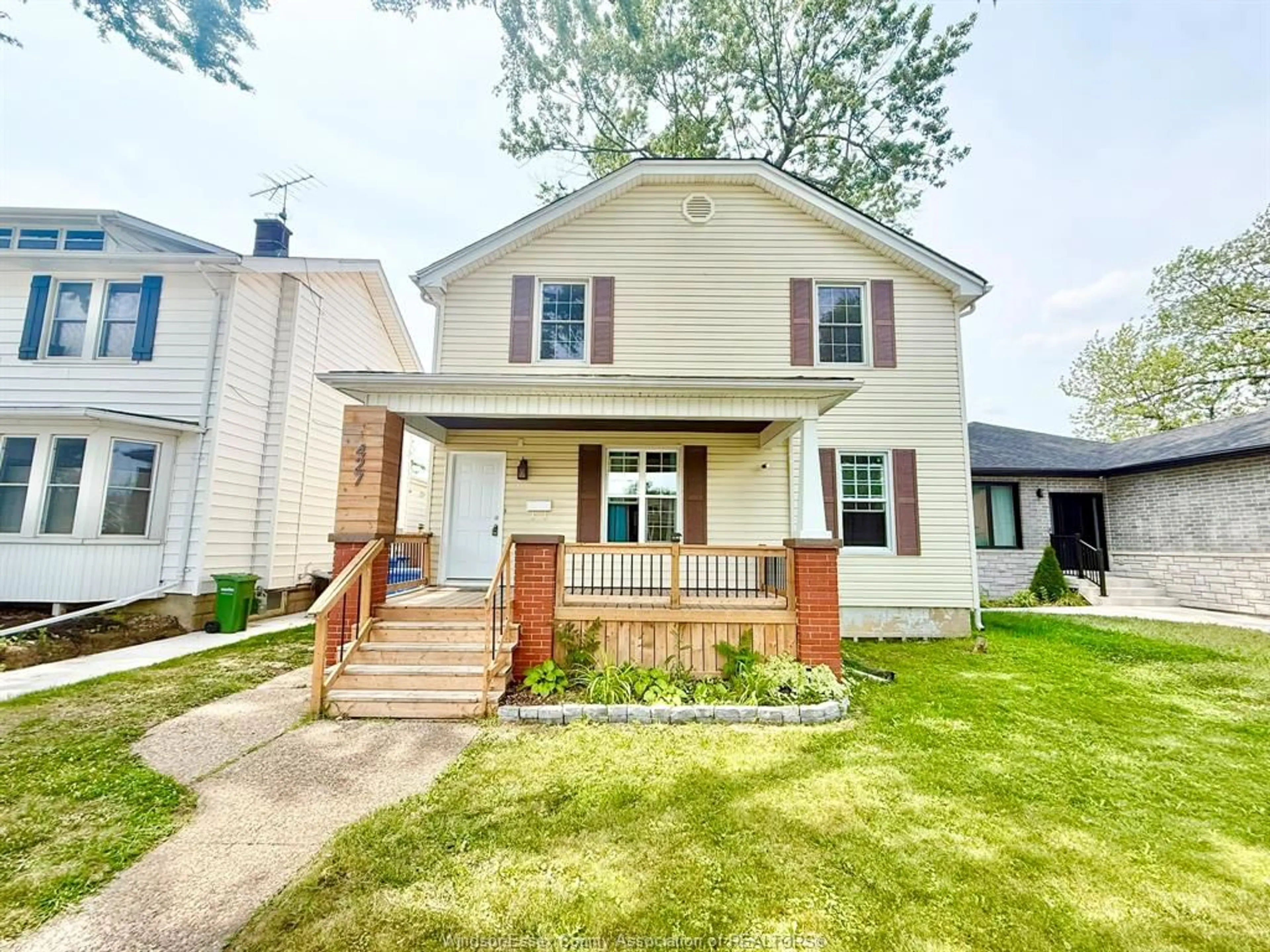 Home with vinyl exterior material, street for 427 CAMERON, Windsor Ontario N9B 1Y9