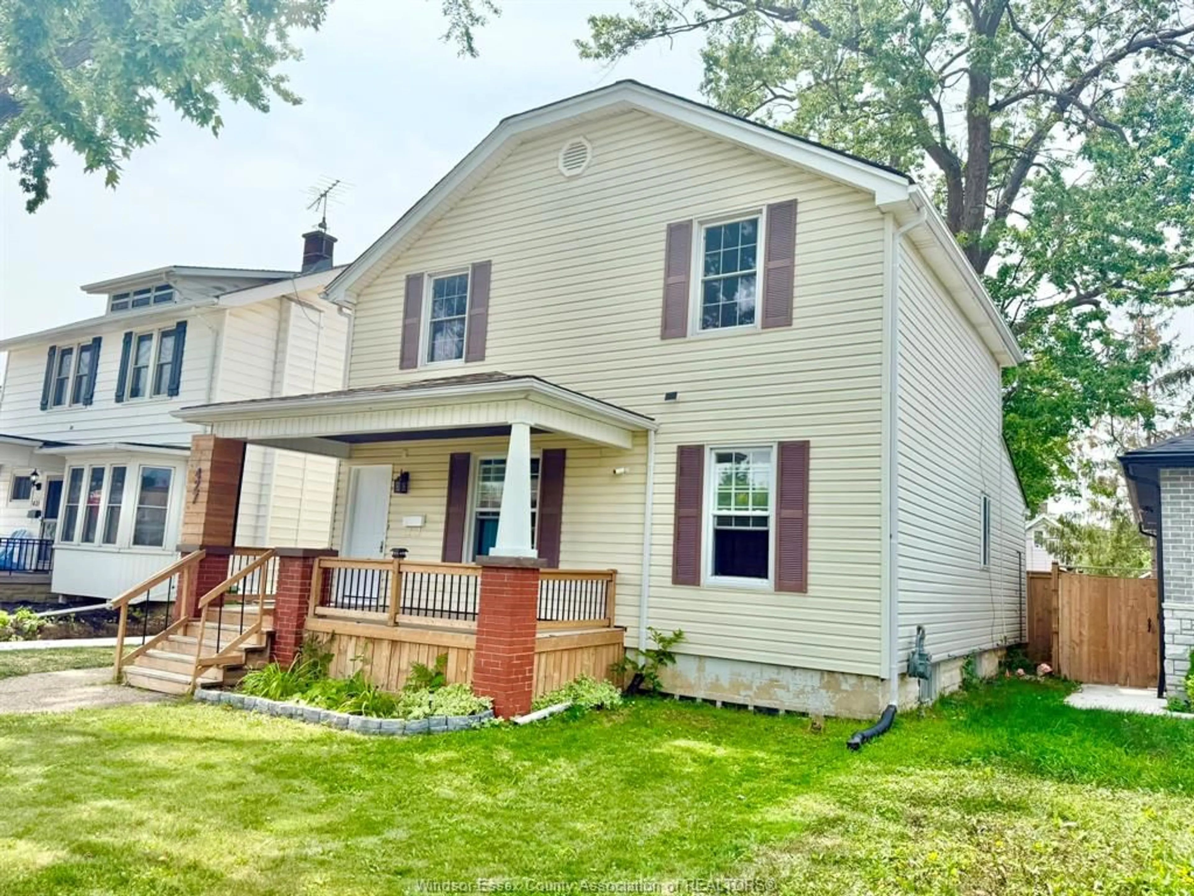 Home with vinyl exterior material, street for 427 CAMERON, Windsor Ontario N9B 1Y9