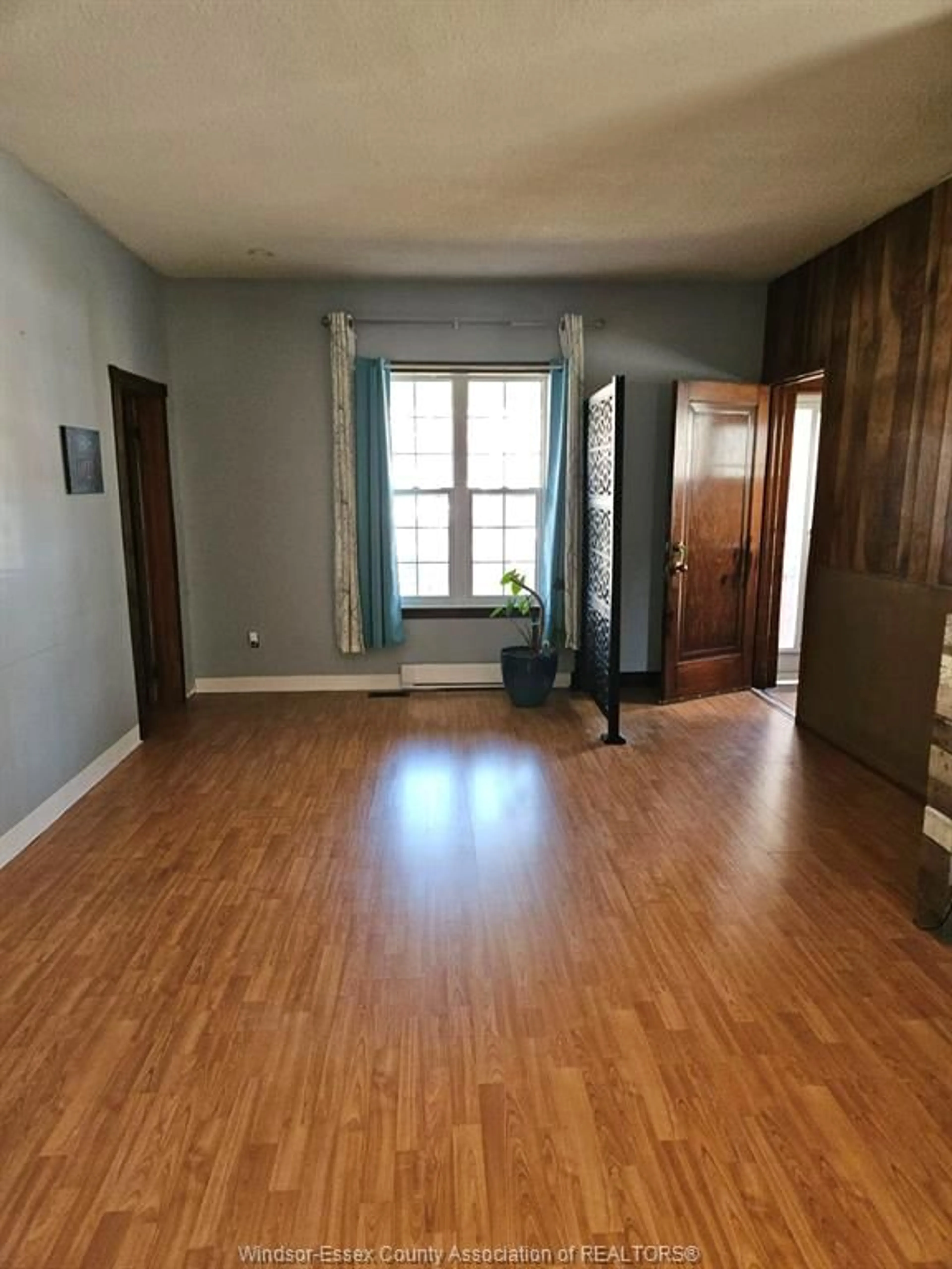 A pic of a room for 427 CAMERON, Windsor Ontario N9B 1Y9