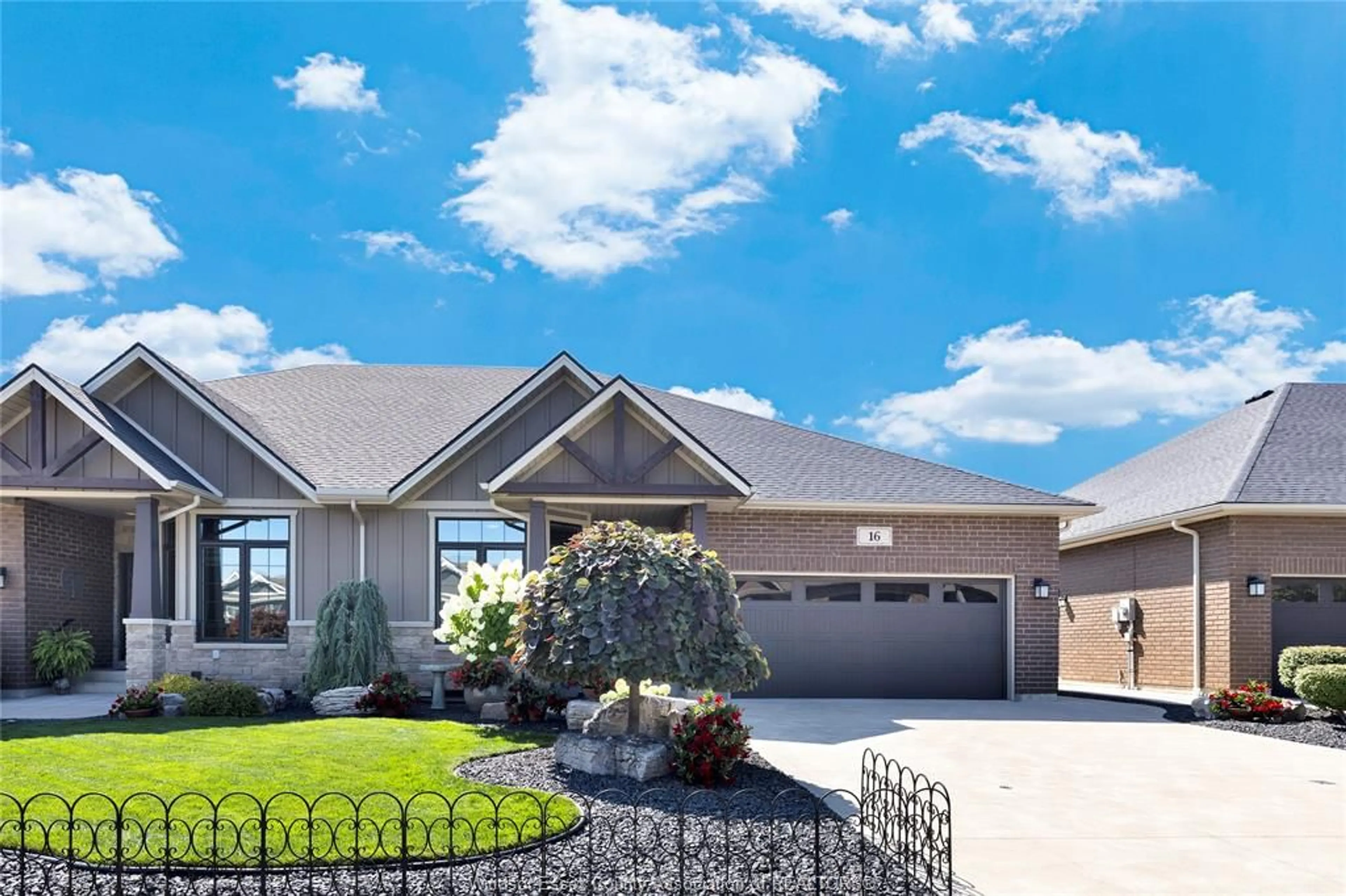Home with vinyl exterior material, unknown for 16 ROBIN Crt, Kingsville Ontario N9Y 0E2