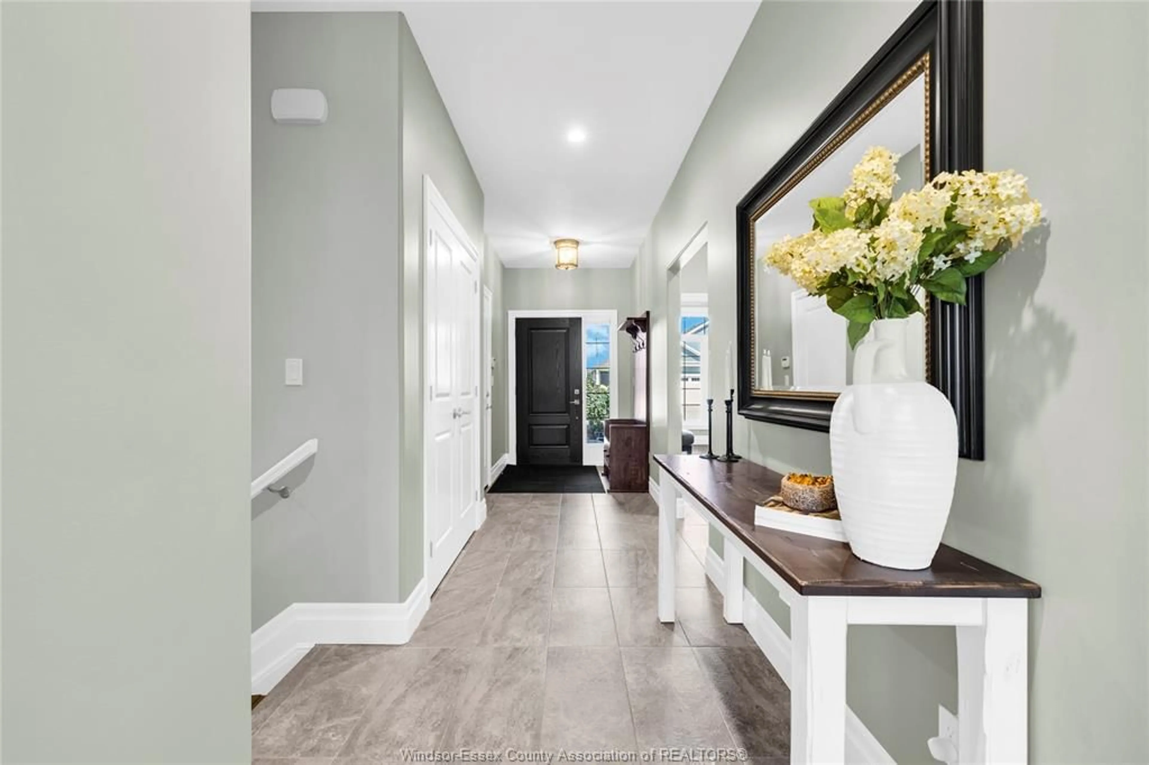 Indoor entryway for 16 ROBIN Crt, Kingsville Ontario N9Y 0E2