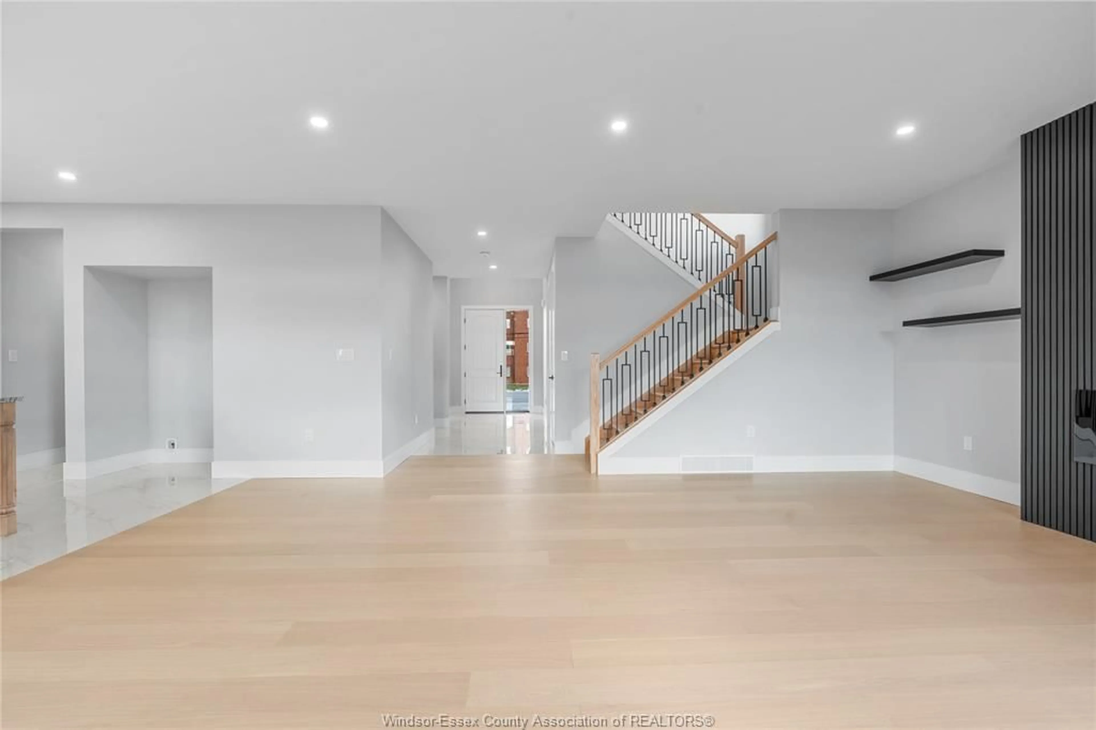 Indoor foyer for 4615 HURON CHURCH LINE Rd, LaSalle Ontario N9H 1H3