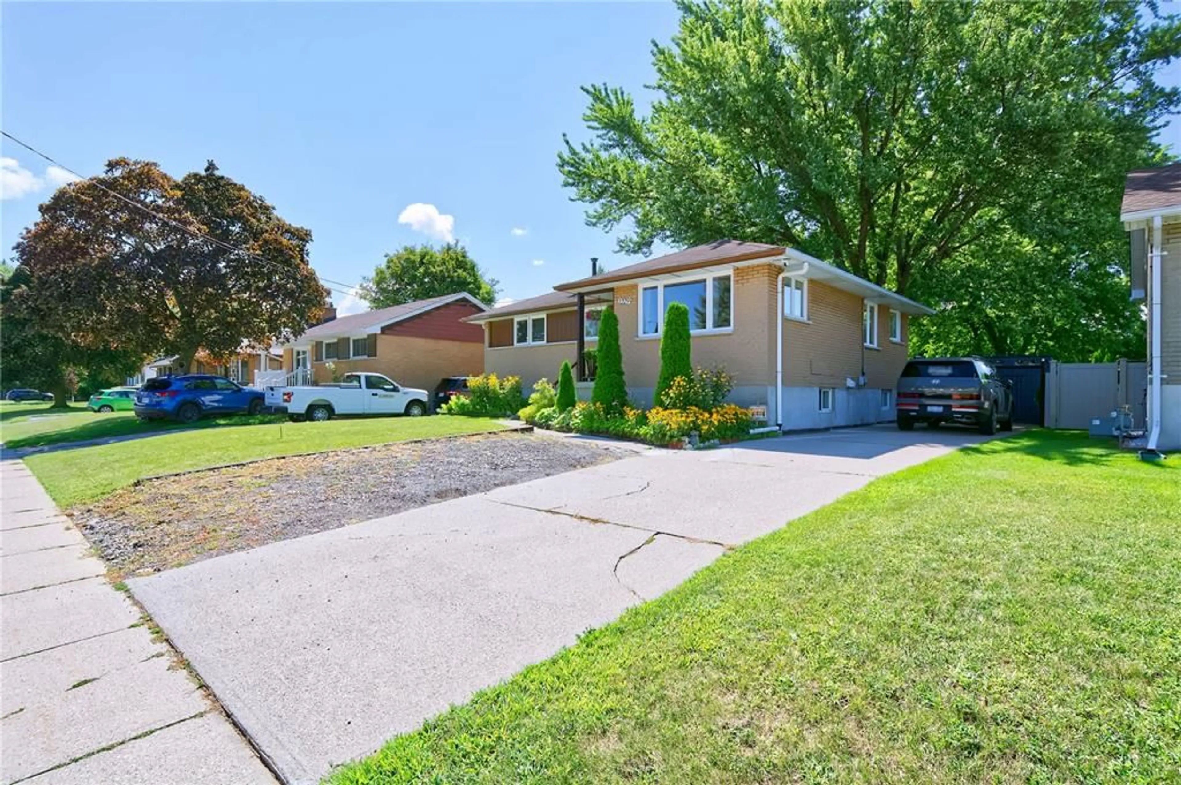 Home with vinyl exterior material, street for 1229 EXMOUTH St, Sarnia Ontario N7S 1W8
