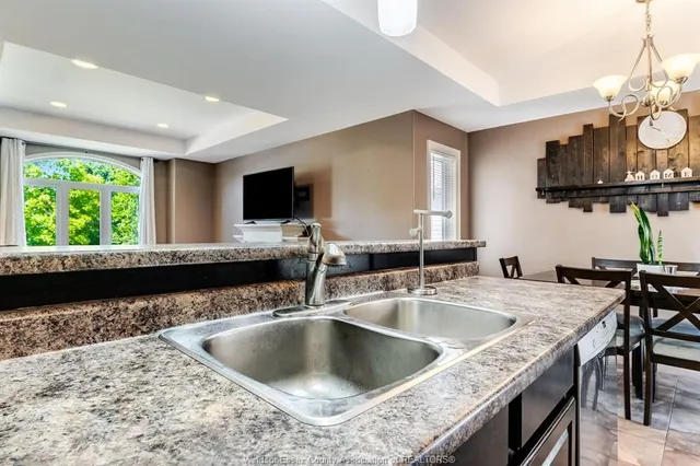 211 Dieppe Cres, Kingsville 4