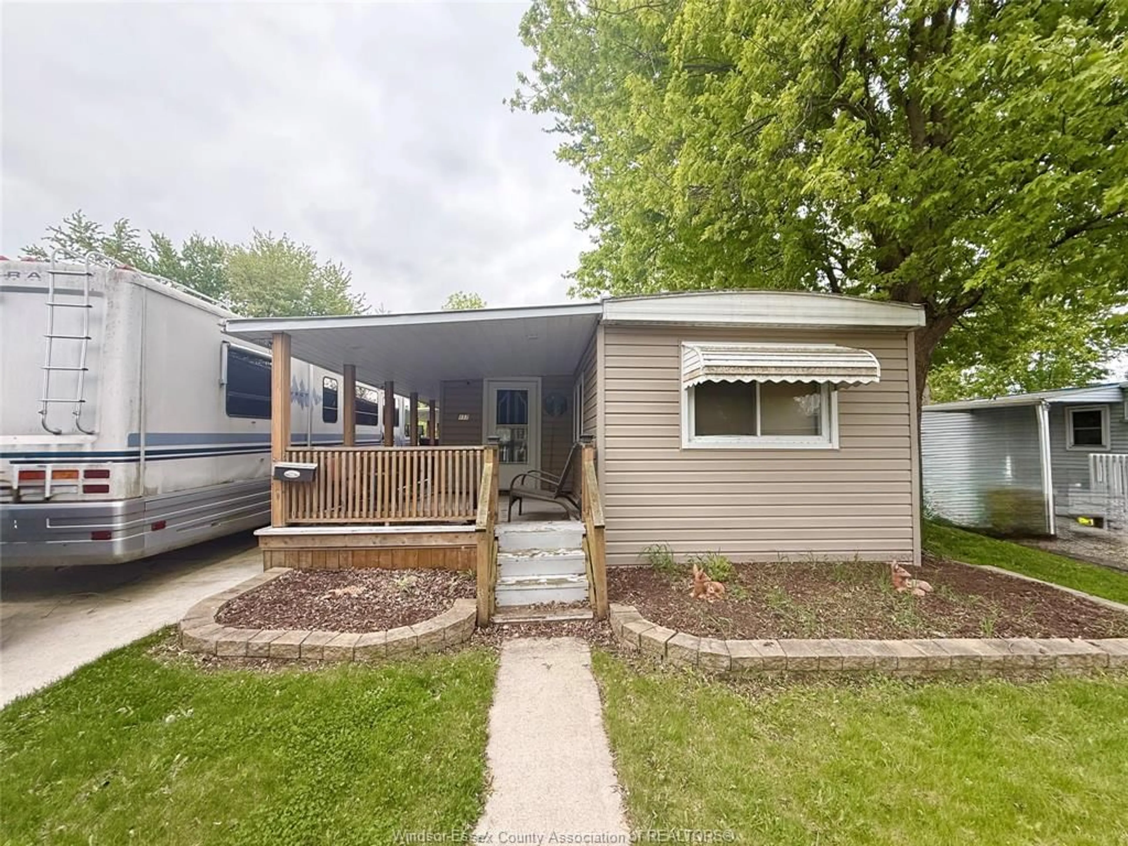 Home with vinyl exterior material, street for 117 STEVEN Crt, Essex Ontario N8M 2A2