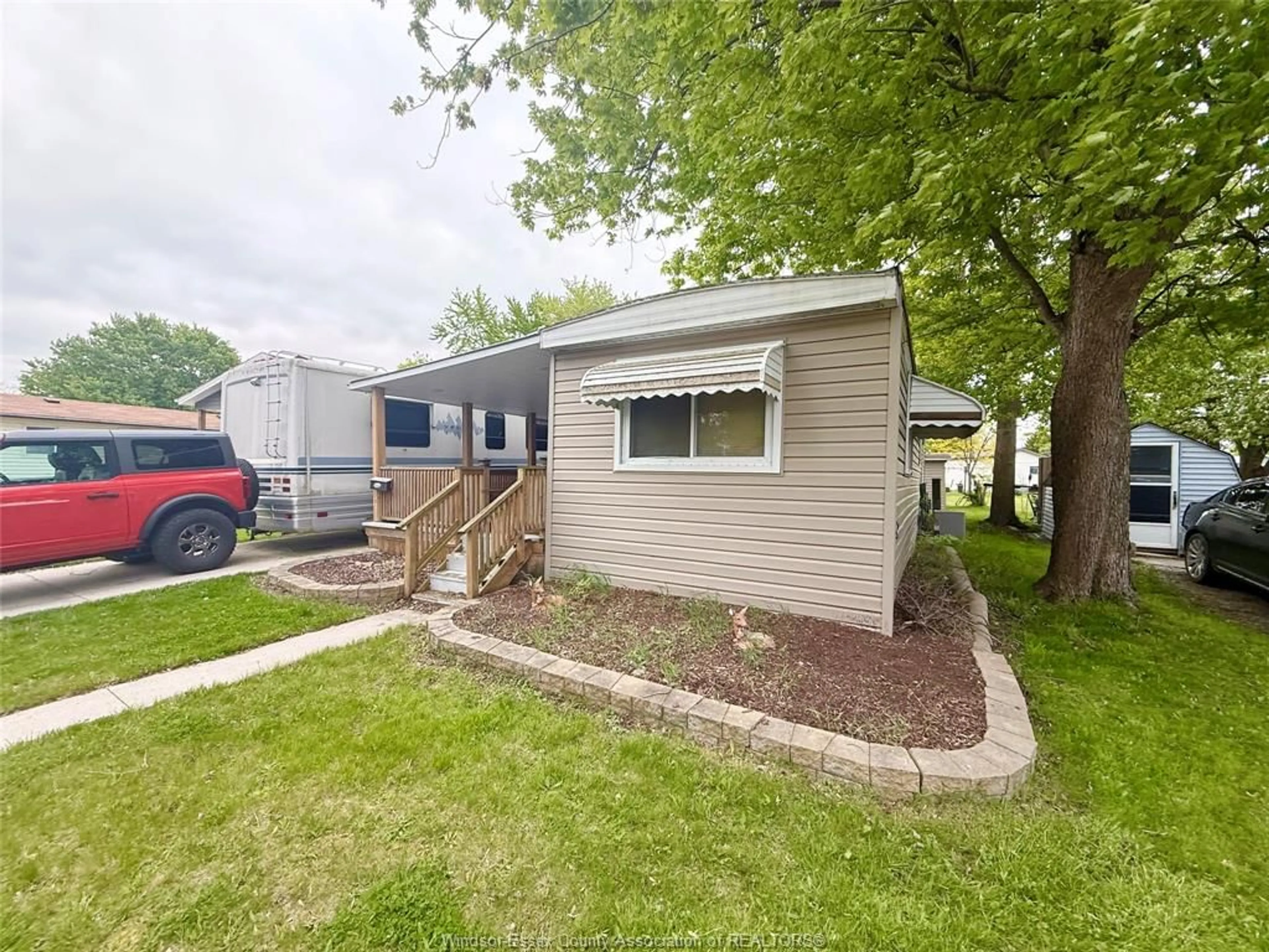 Home with vinyl exterior material, street for 117 STEVEN Crt, Essex Ontario N8M 2A2