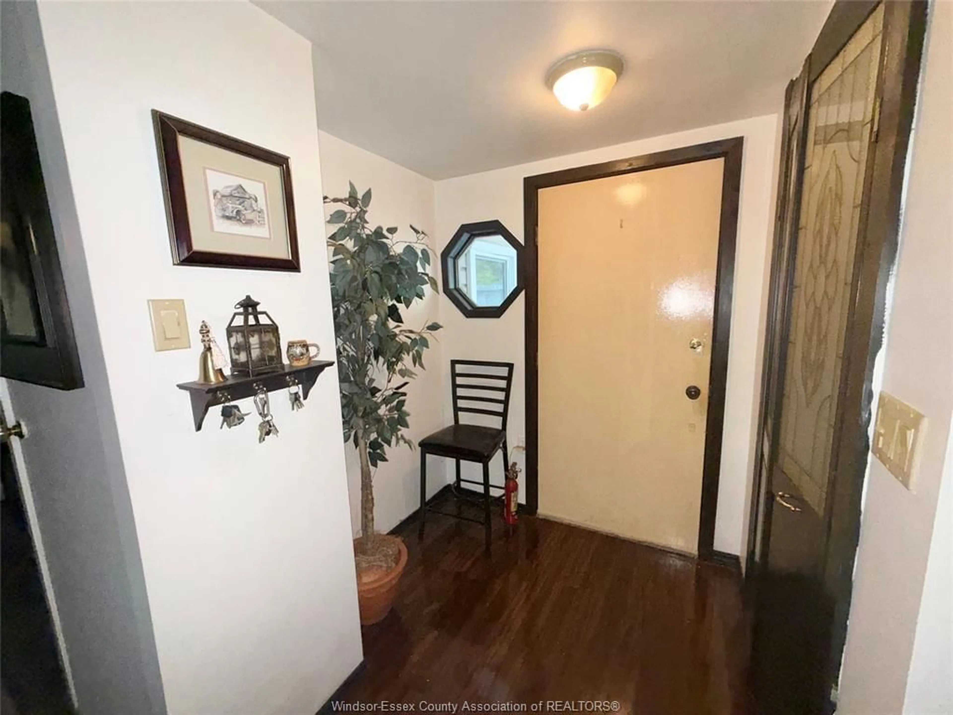 Indoor entryway for 117 STEVEN Crt, Essex Ontario N8M 2A2