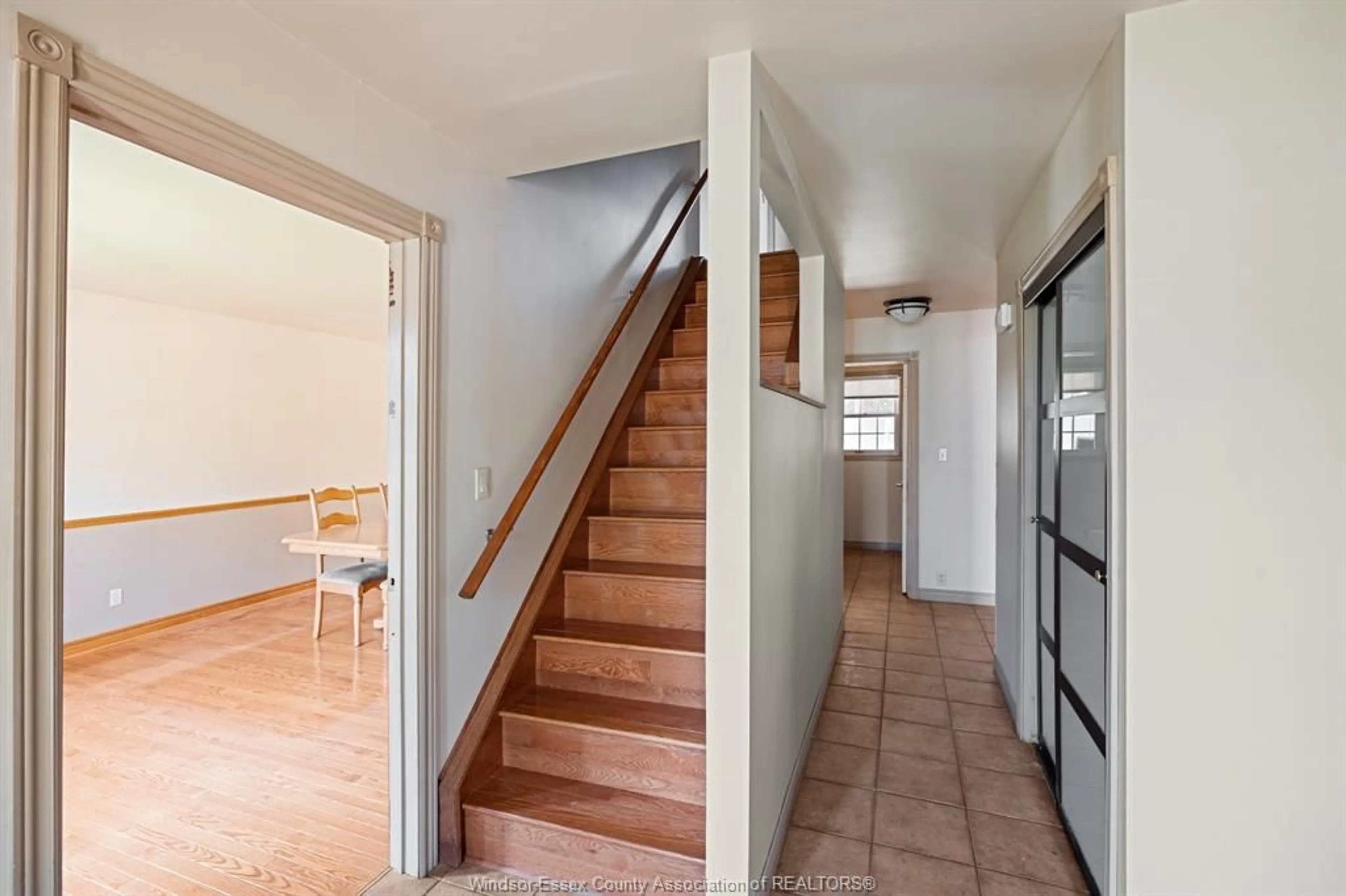 Indoor entryway for 305 MCCURDY, Amherstburg Ontario N9V 3B5