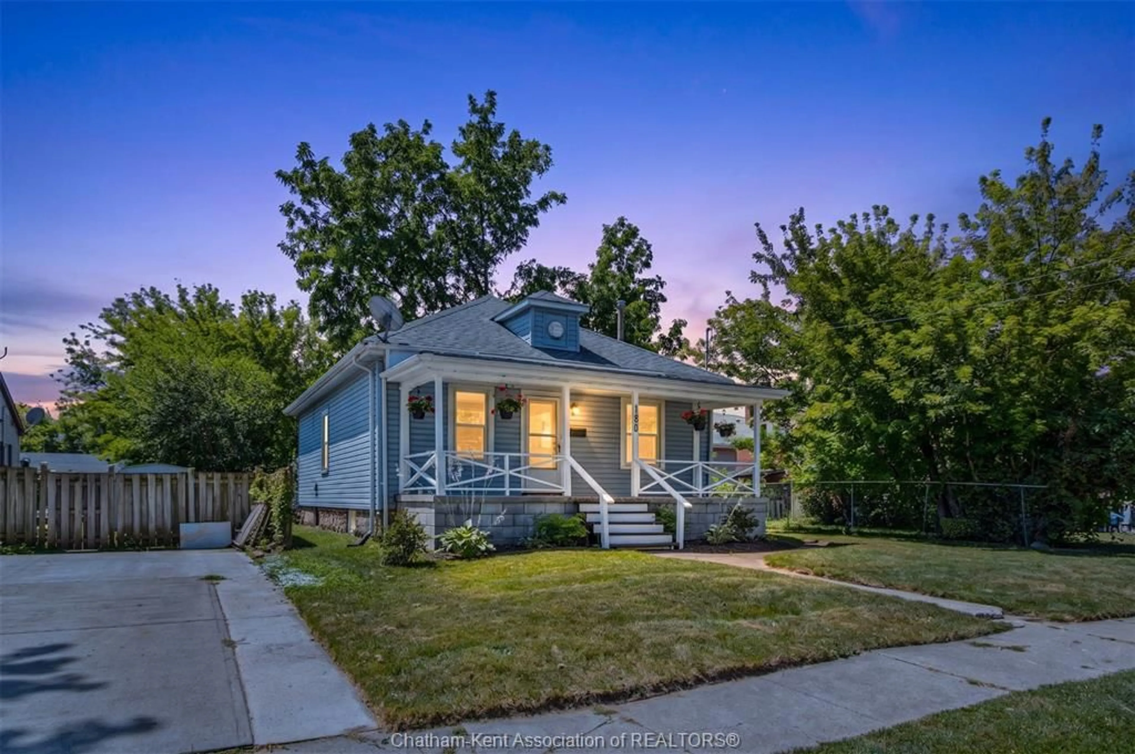 Home with vinyl exterior material, street for 180 RALEIGH St, Chatham Ontario N7M 2N5