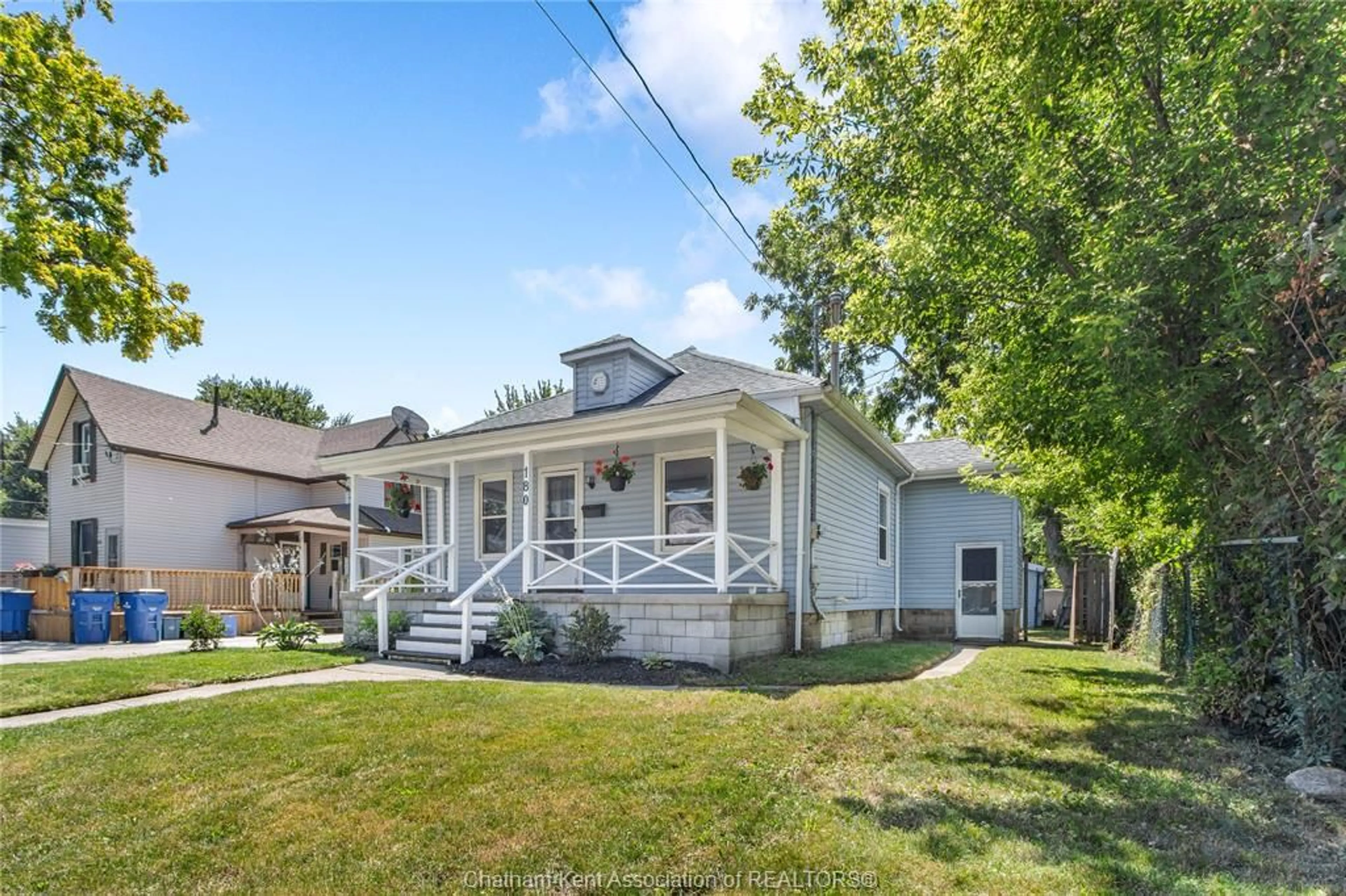 Home with vinyl exterior material, street for 180 RALEIGH St, Chatham Ontario N7M 2N5
