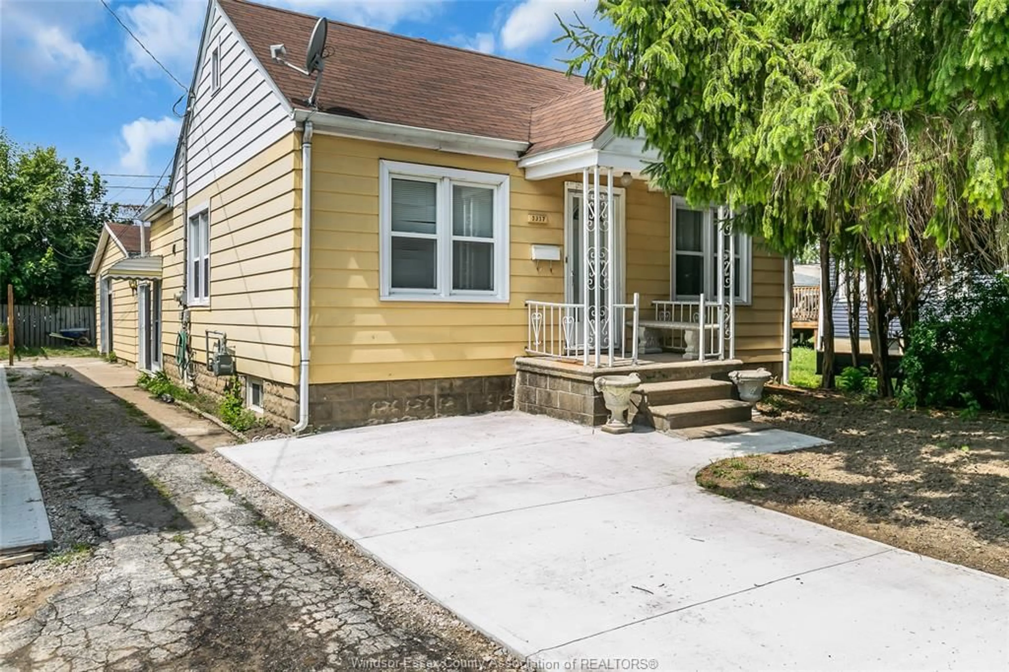 Home with vinyl exterior material, street for 3337 RIBERDY Rd, Windsor Ontario N8W 3V3