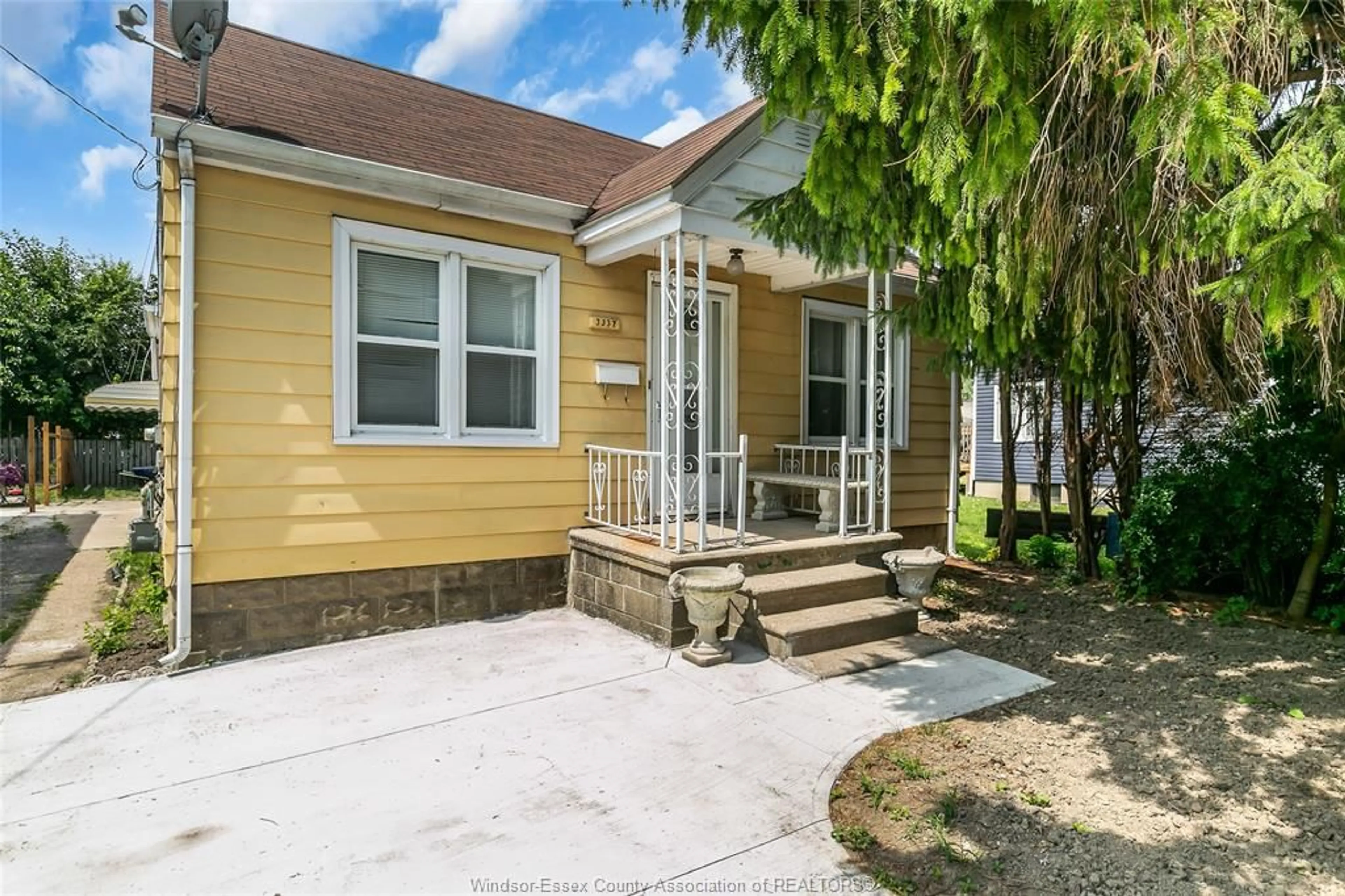 Home with vinyl exterior material, street for 3337 RIBERDY Rd, Windsor Ontario N8W 3V3