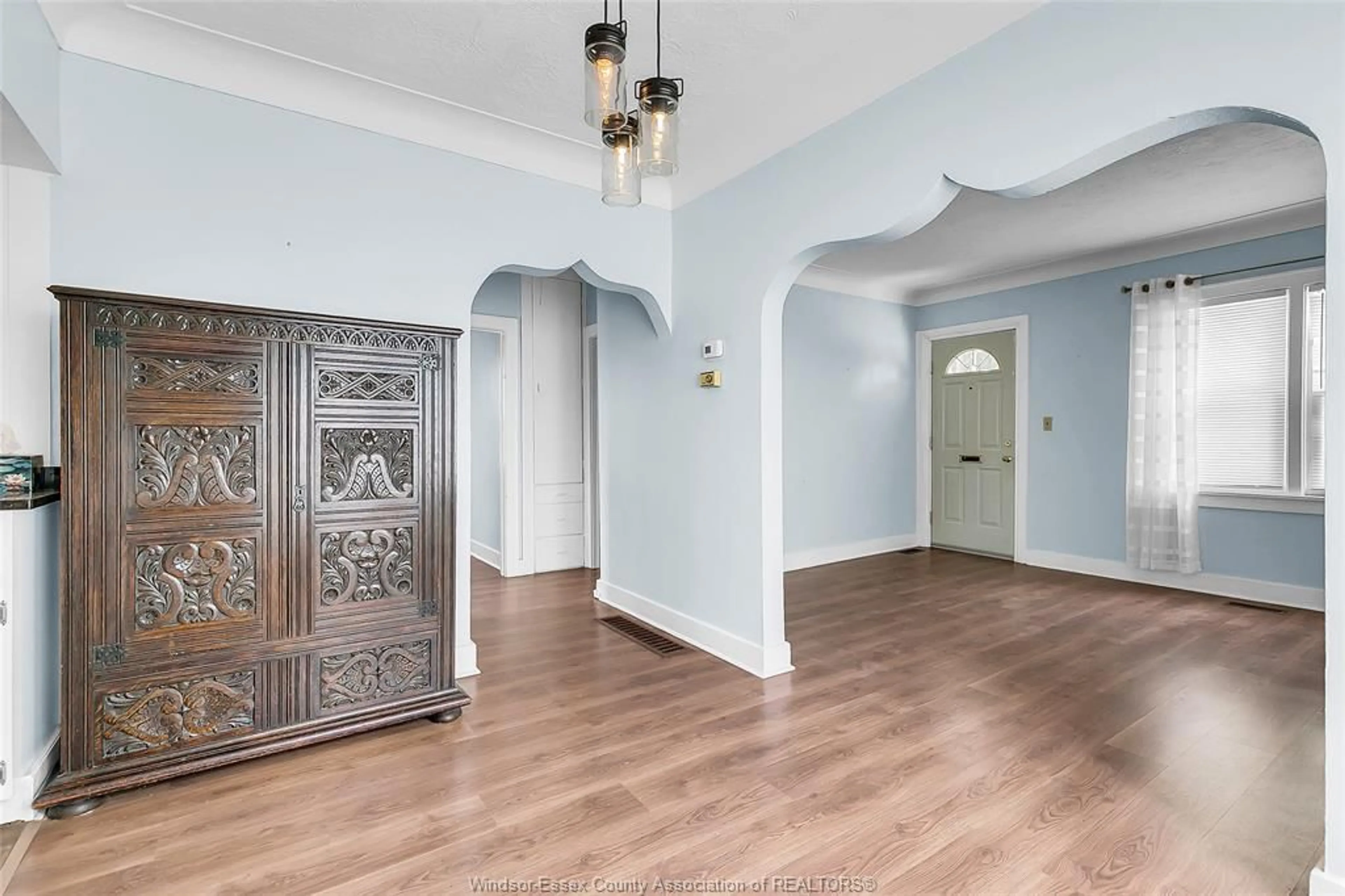 Indoor foyer for 3337 RIBERDY Rd, Windsor Ontario N8W 3V3