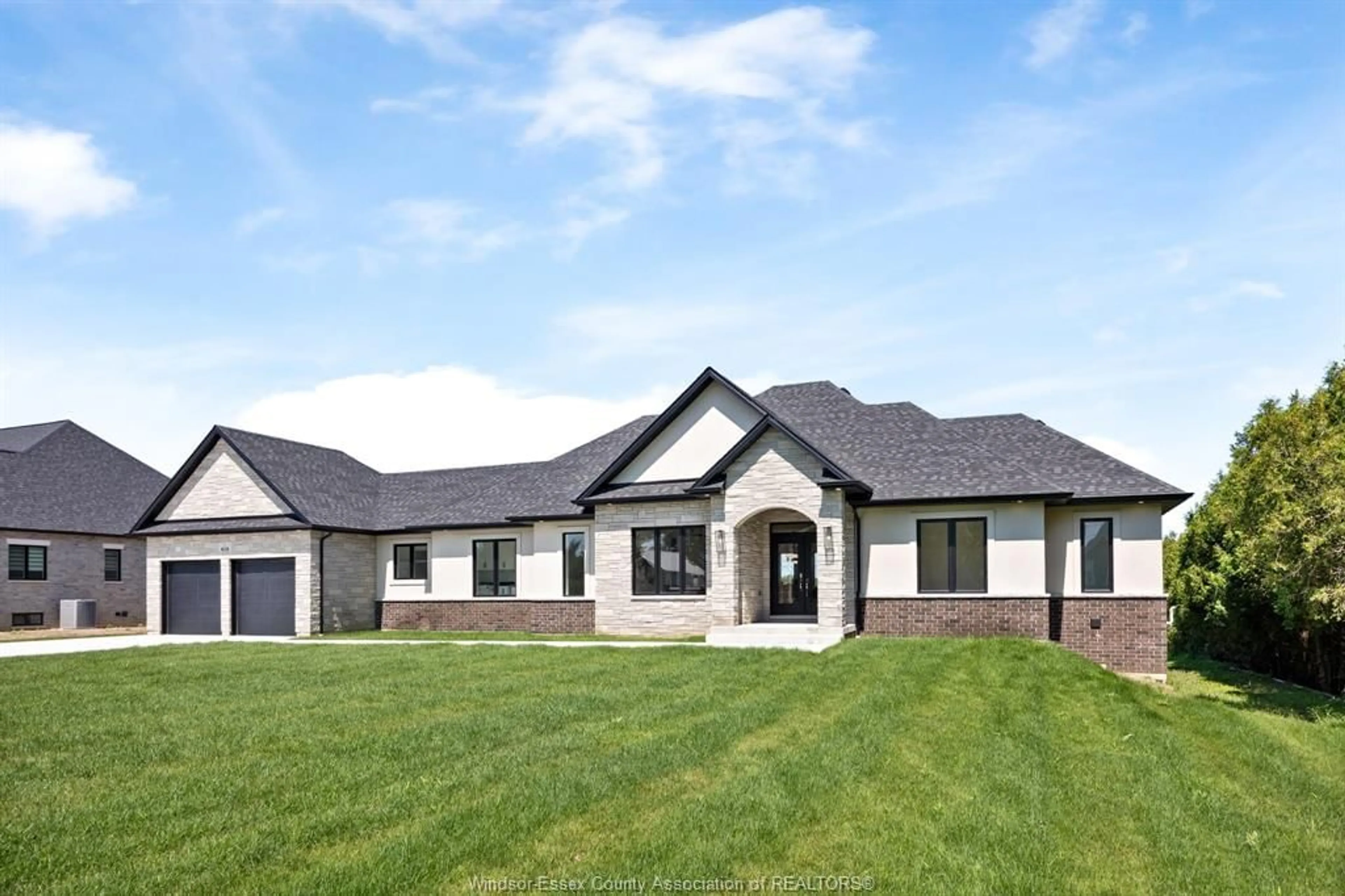 Home with vinyl exterior material, mountain view for 418 COUNTY RD 34, Kingsville Ontario N8H 3V6