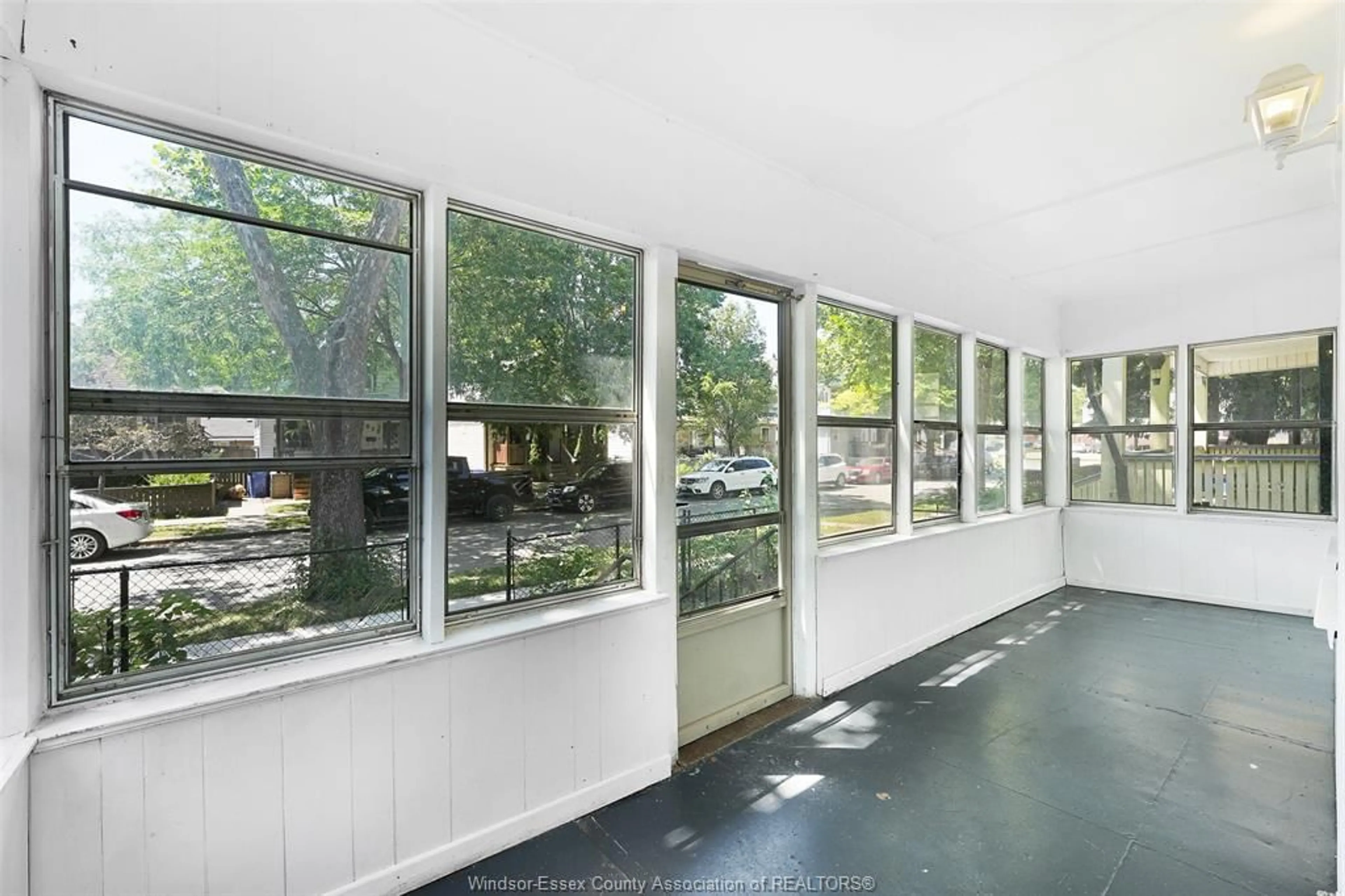 Indoor foyer for 1022 HICKORY Rd, Windsor Ontario N8Y 3S1