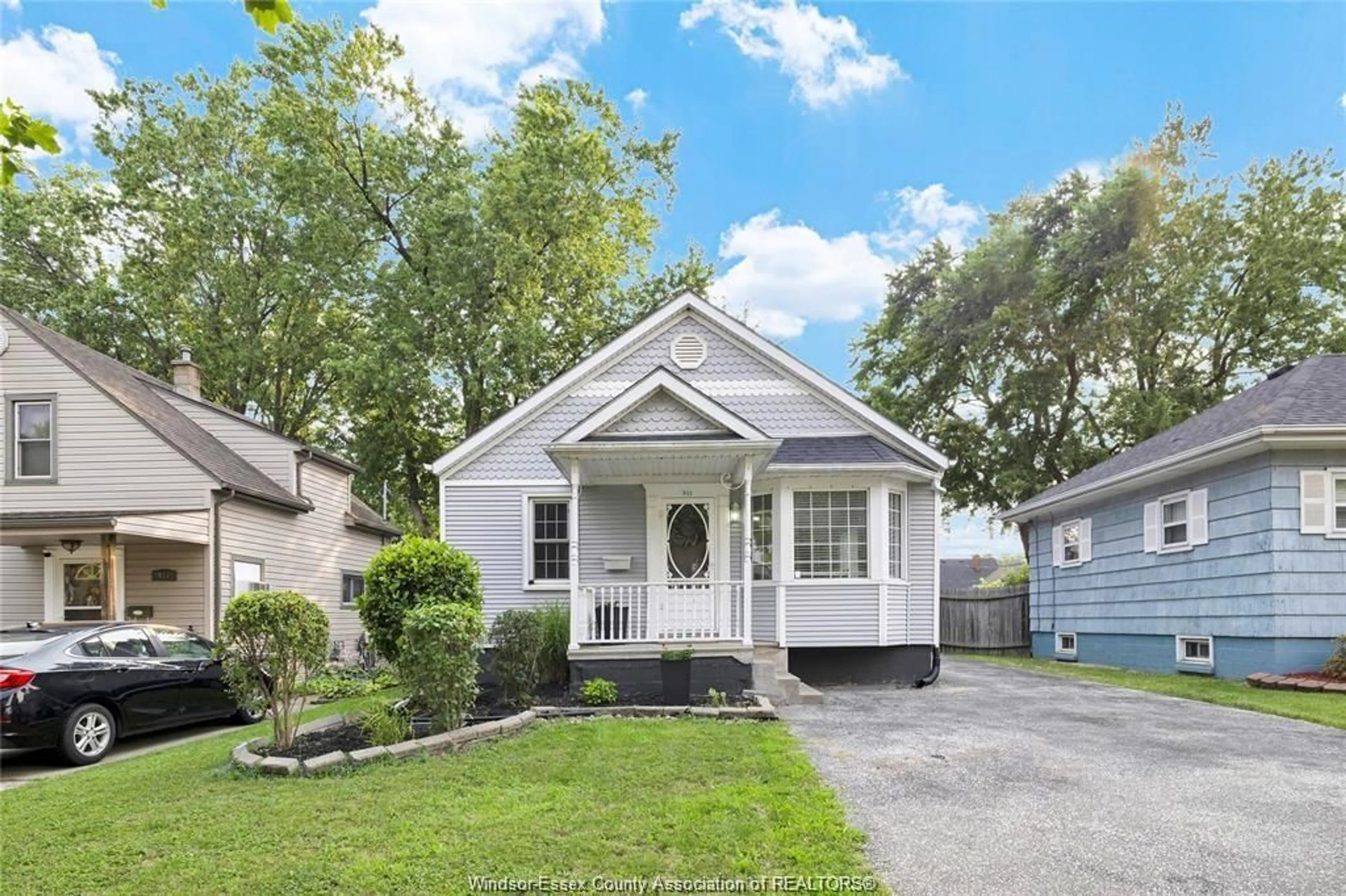 Home with vinyl exterior material, street for 911 JEFFERSON Blvd, Windsor Ontario N8N 4B2