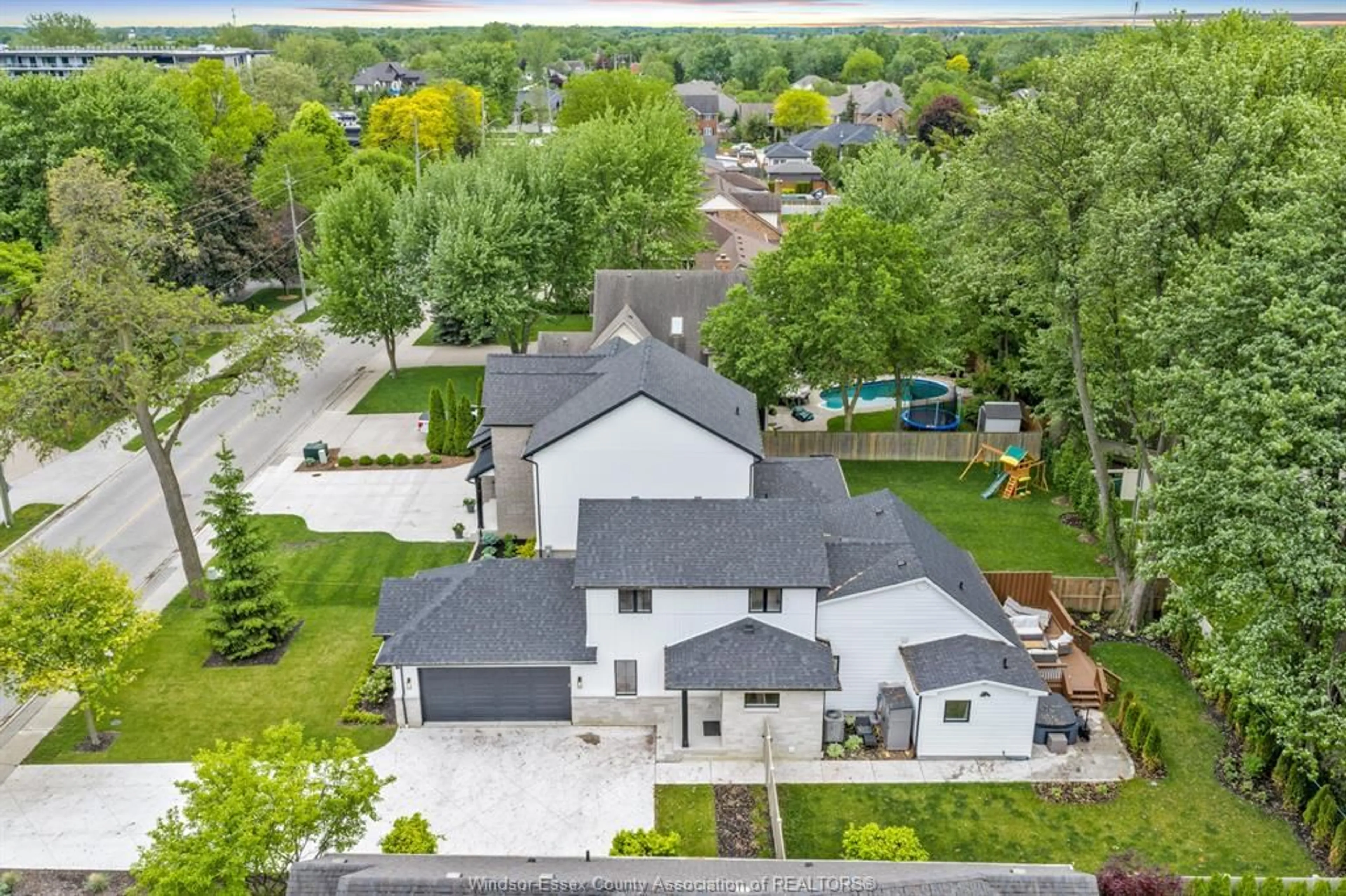 A pic from outside/outdoor area/front of a property/back of a property/a pic from drone, street for 281 BRIGHTON Rd, Tecumseh Ontario N8N 2L2
