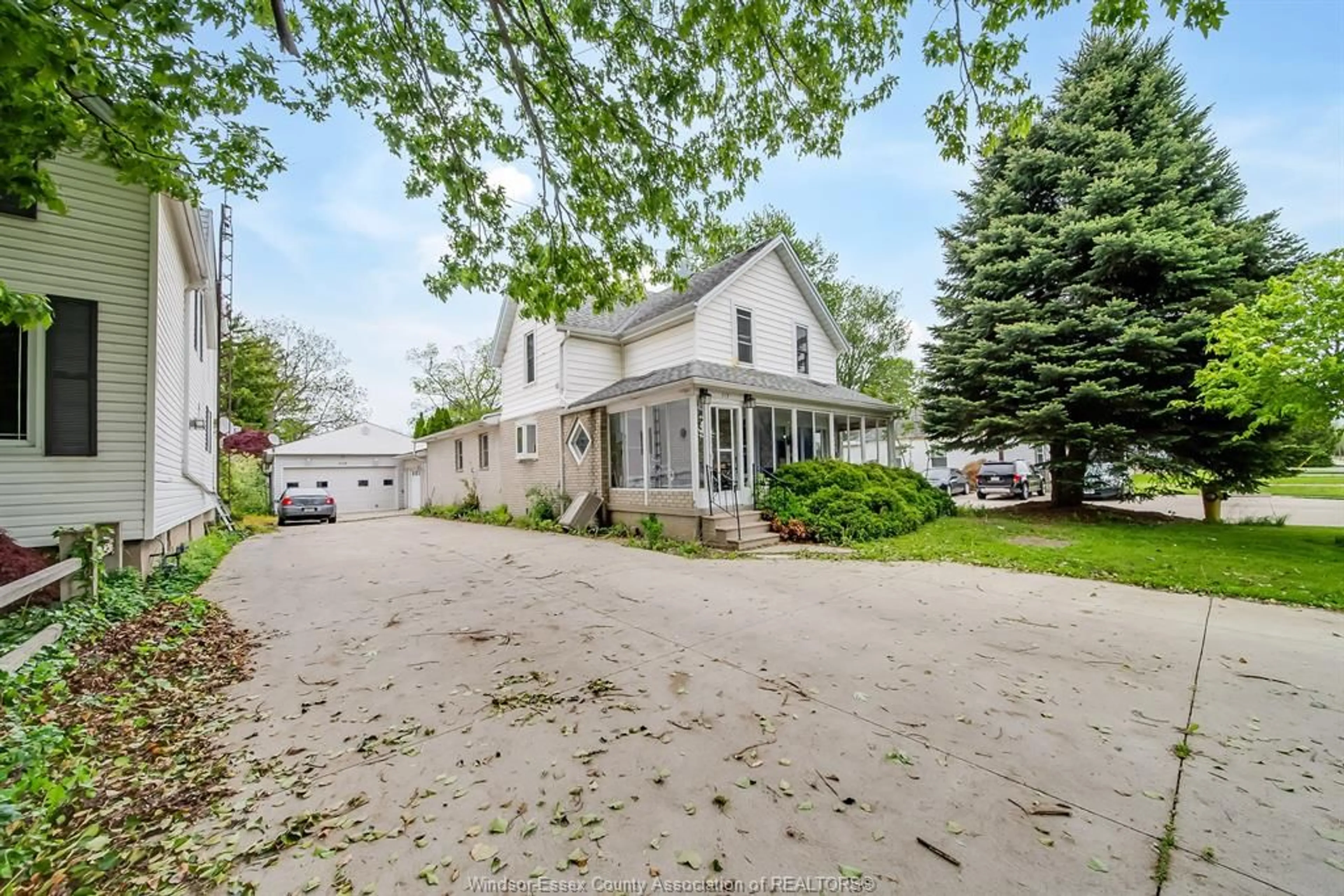 A pic from outside/outdoor area/front of a property/back of a property/a pic from drone, street for 219 INSHES, Chatham Ontario N7M 2Z5