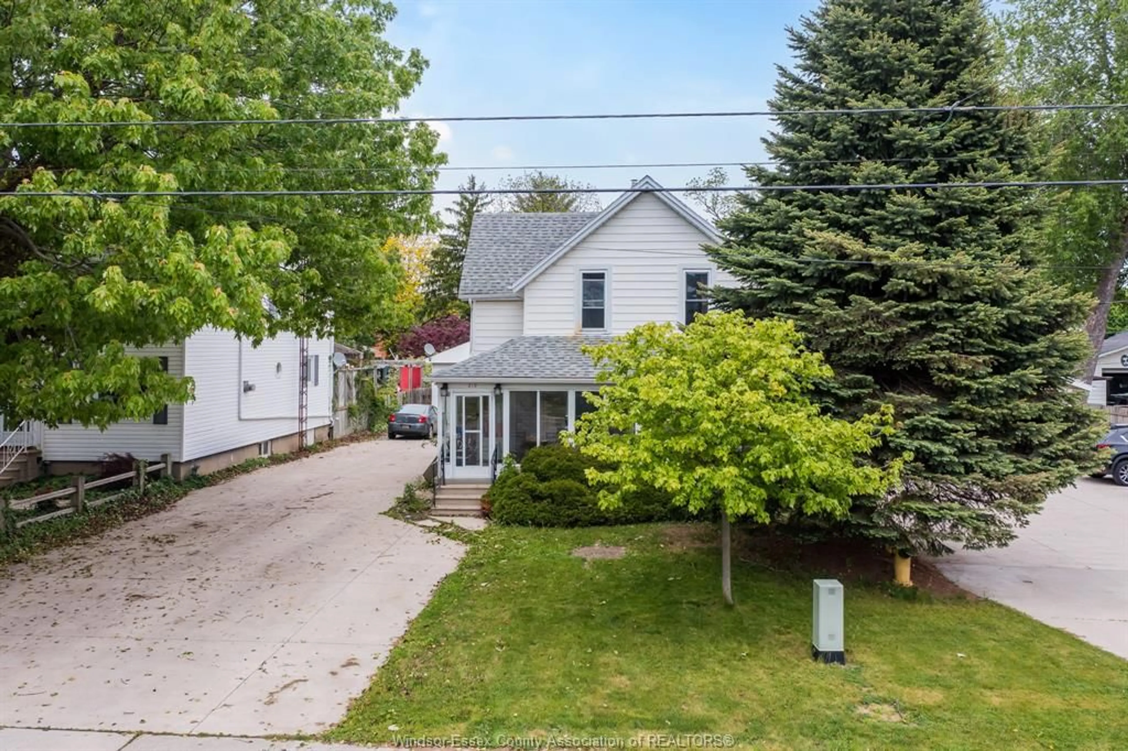 A pic from outside/outdoor area/front of a property/back of a property/a pic from drone, street for 219 INSHES, Chatham Ontario N7M 2Z5