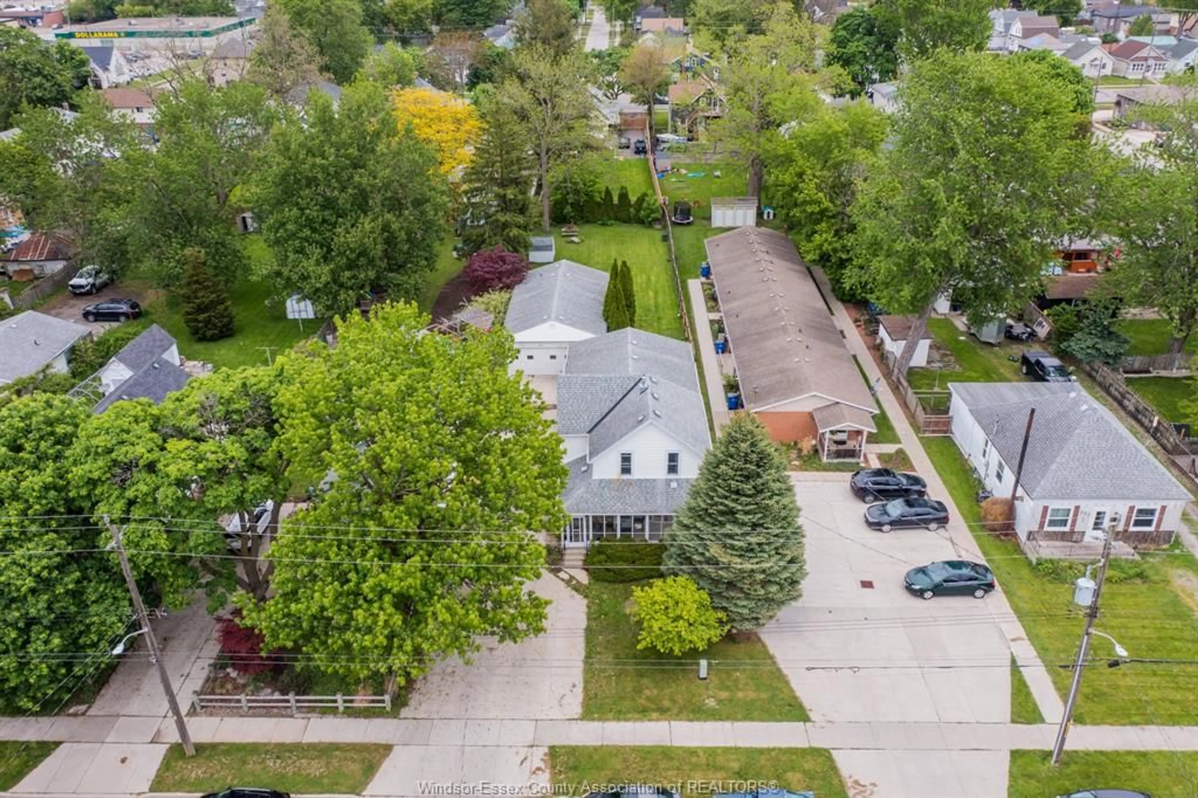 A pic from outside/outdoor area/front of a property/back of a property/a pic from drone, street for 219 INSHES, Chatham Ontario N7M 2Z5