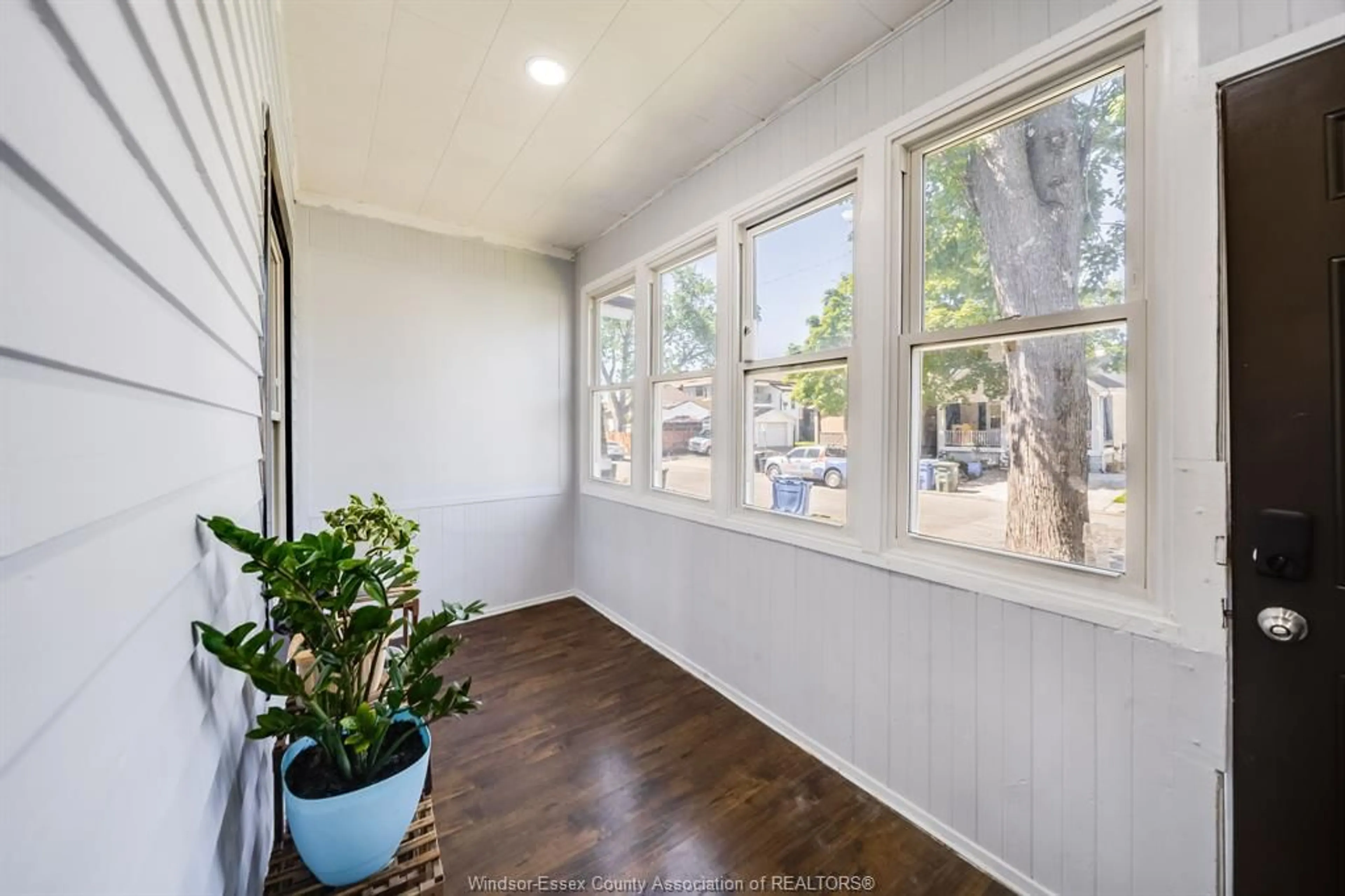 Indoor entryway for 1170 PIERRE Ave, Windsor Ontario N9A 2L4