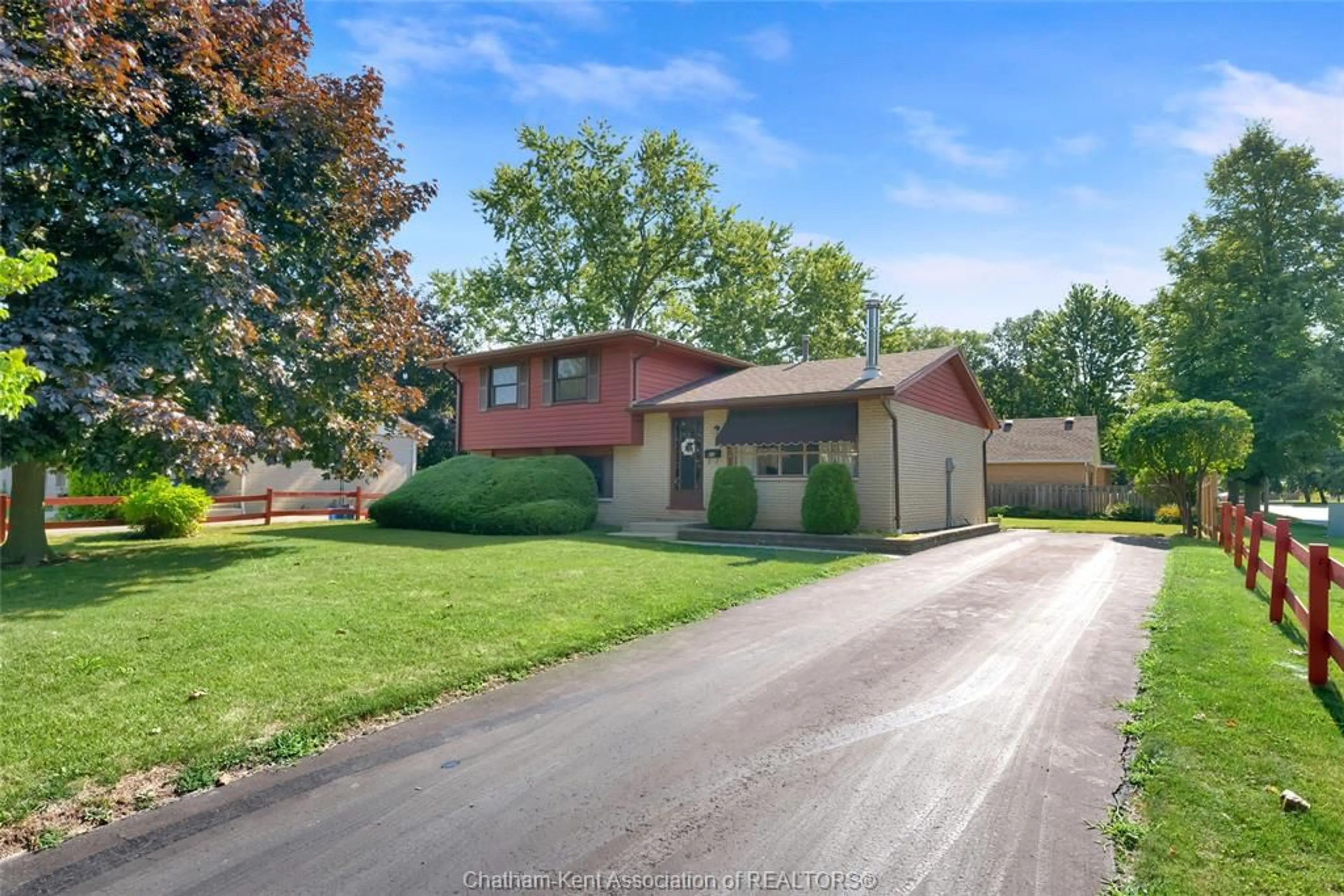 A pic from outside/outdoor area/front of a property/back of a property/a pic from drone, street for 85 Pheasant Dr, Chatham Ontario N7L 1H3