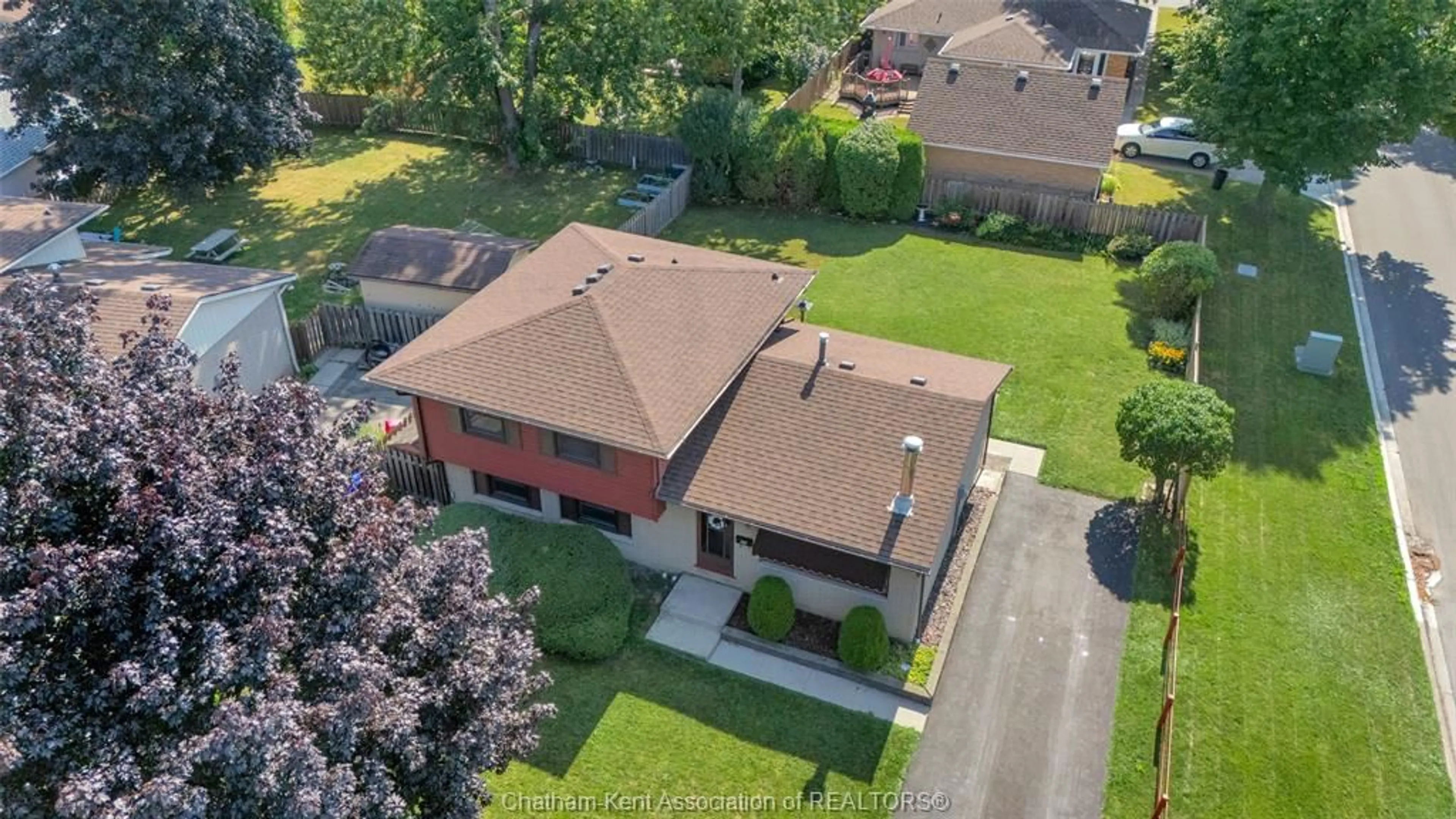 A pic from outside/outdoor area/front of a property/back of a property/a pic from drone, street for 85 Pheasant Dr, Chatham Ontario N7L 1H3