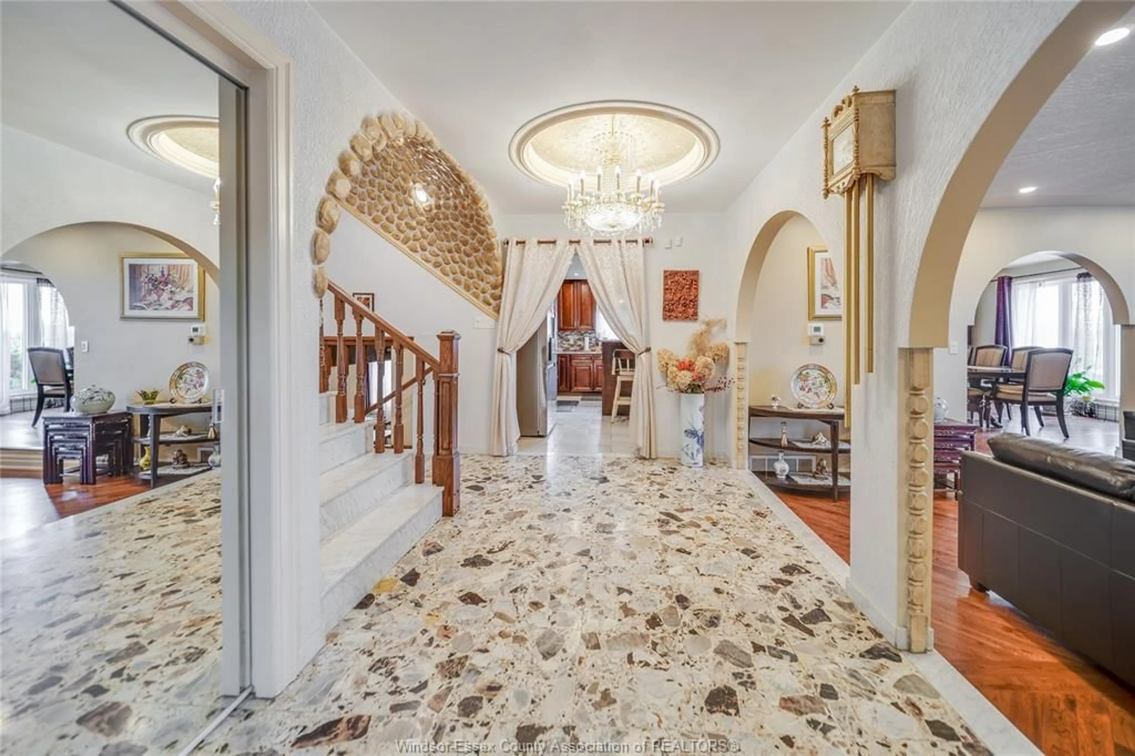 Indoor foyer for 9230 DISPUTED Rd, LaSalle Ontario N9H 0H9