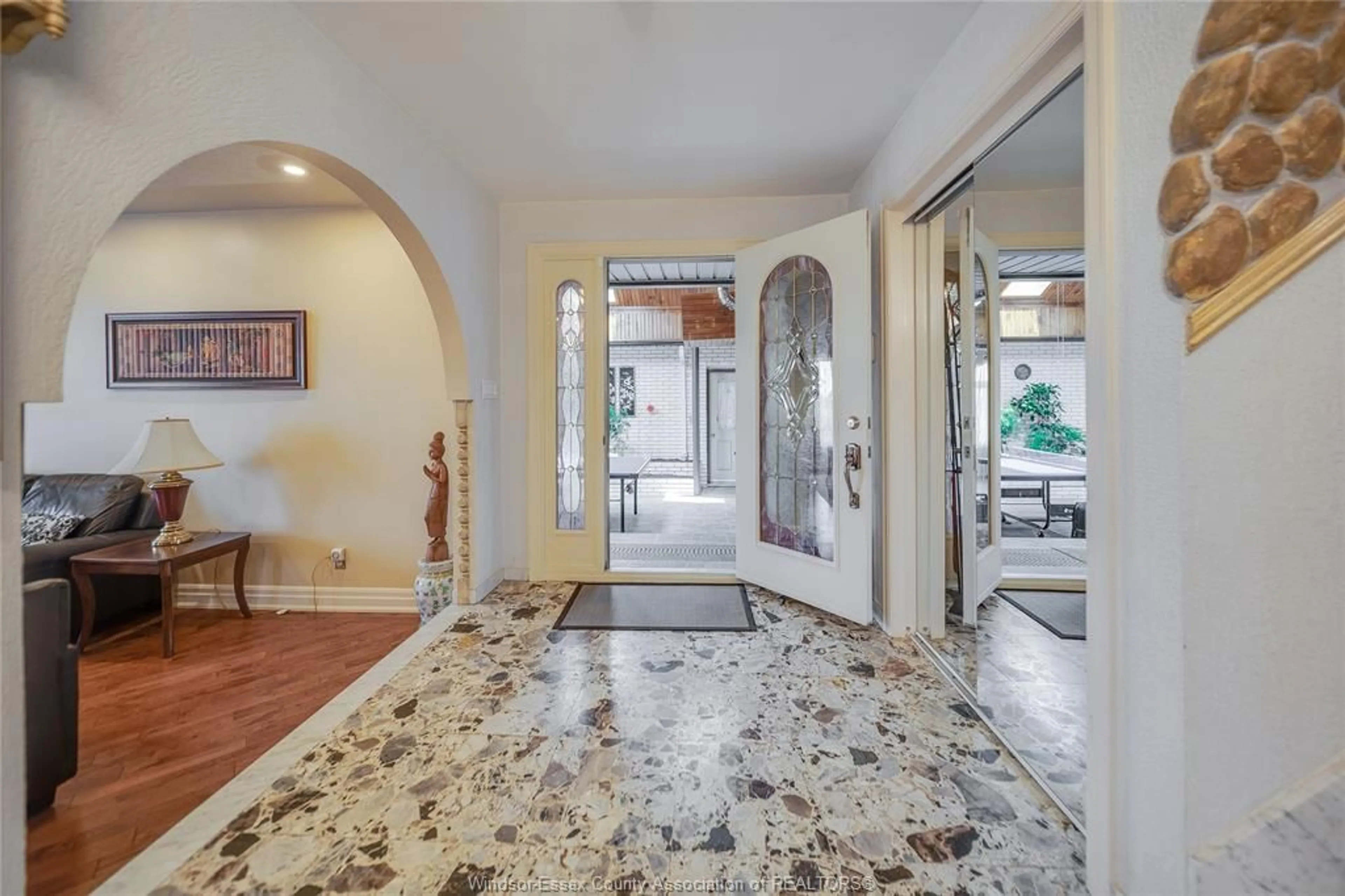 Indoor foyer for 9230 DISPUTED Rd, LaSalle Ontario N9H 0H9