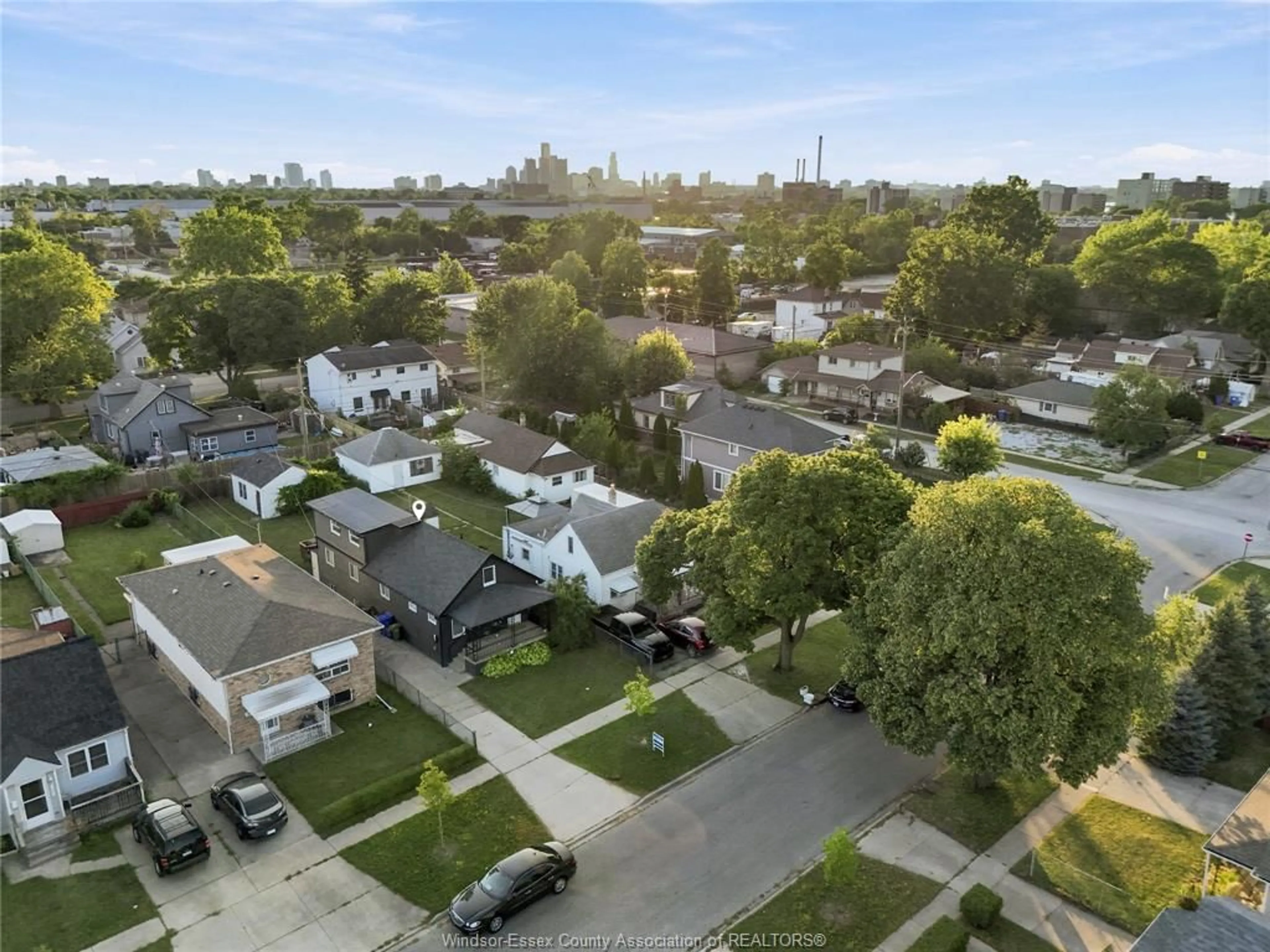 A pic from outside/outdoor area/front of a property/back of a property/a pic from drone, city buildings view from balcony for 1223 AUBIN, Windsor Ontario N8Y 4E4