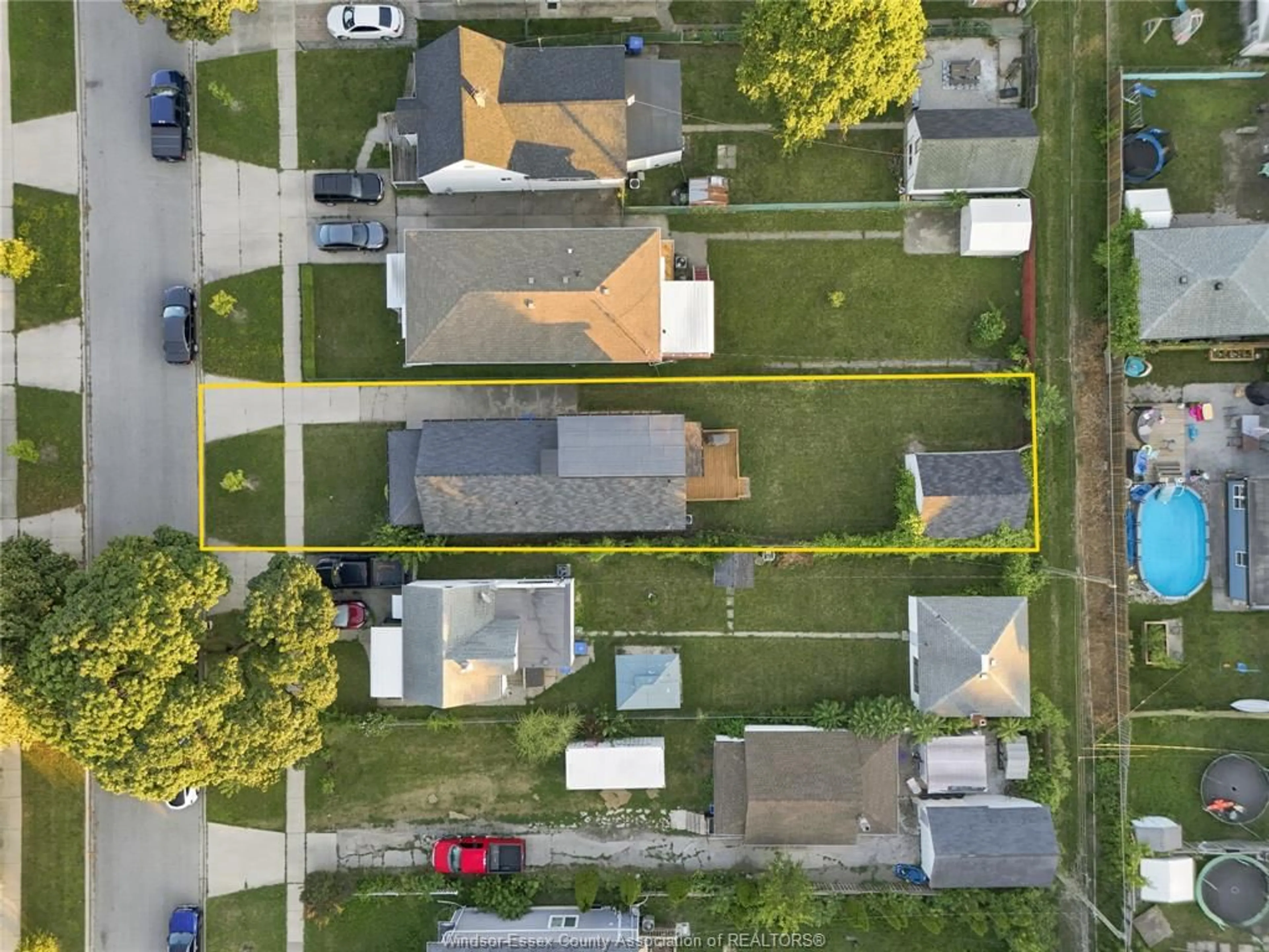 A pic from outside/outdoor area/front of a property/back of a property/a pic from drone, street for 1223 AUBIN, Windsor Ontario N8Y 4E4