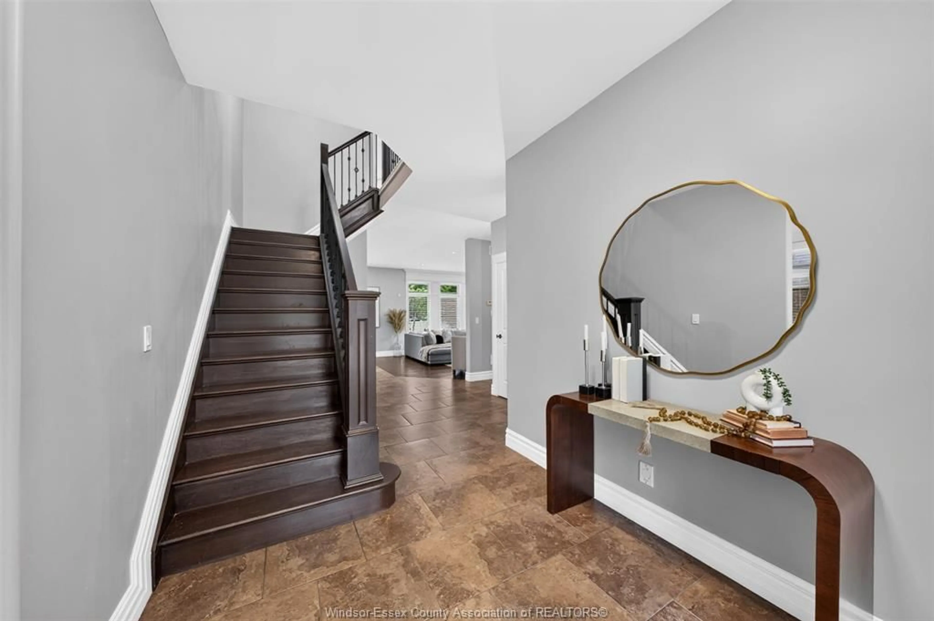 Indoor foyer for 510 HURON St, LaSalle Ontario N9J 3Z4