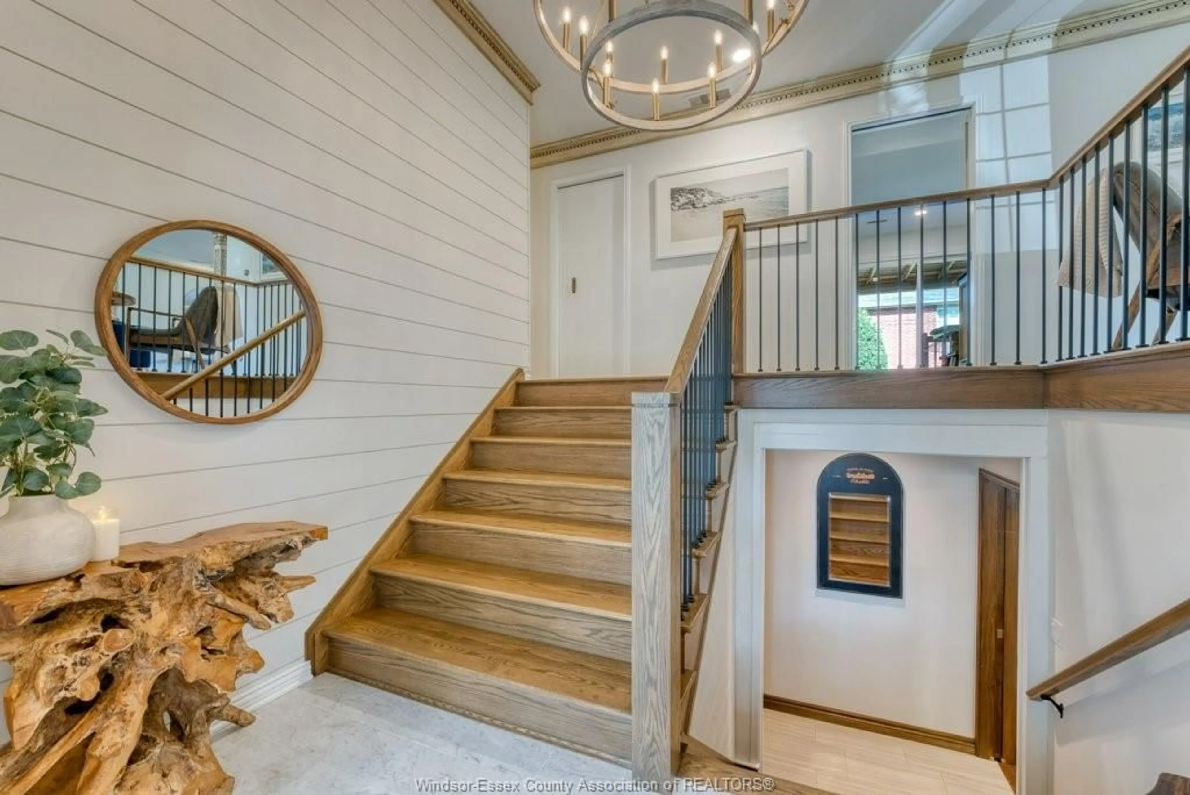Indoor entryway for 3600 HUNTINGTON Ave, Windsor Ontario N9E 3N3