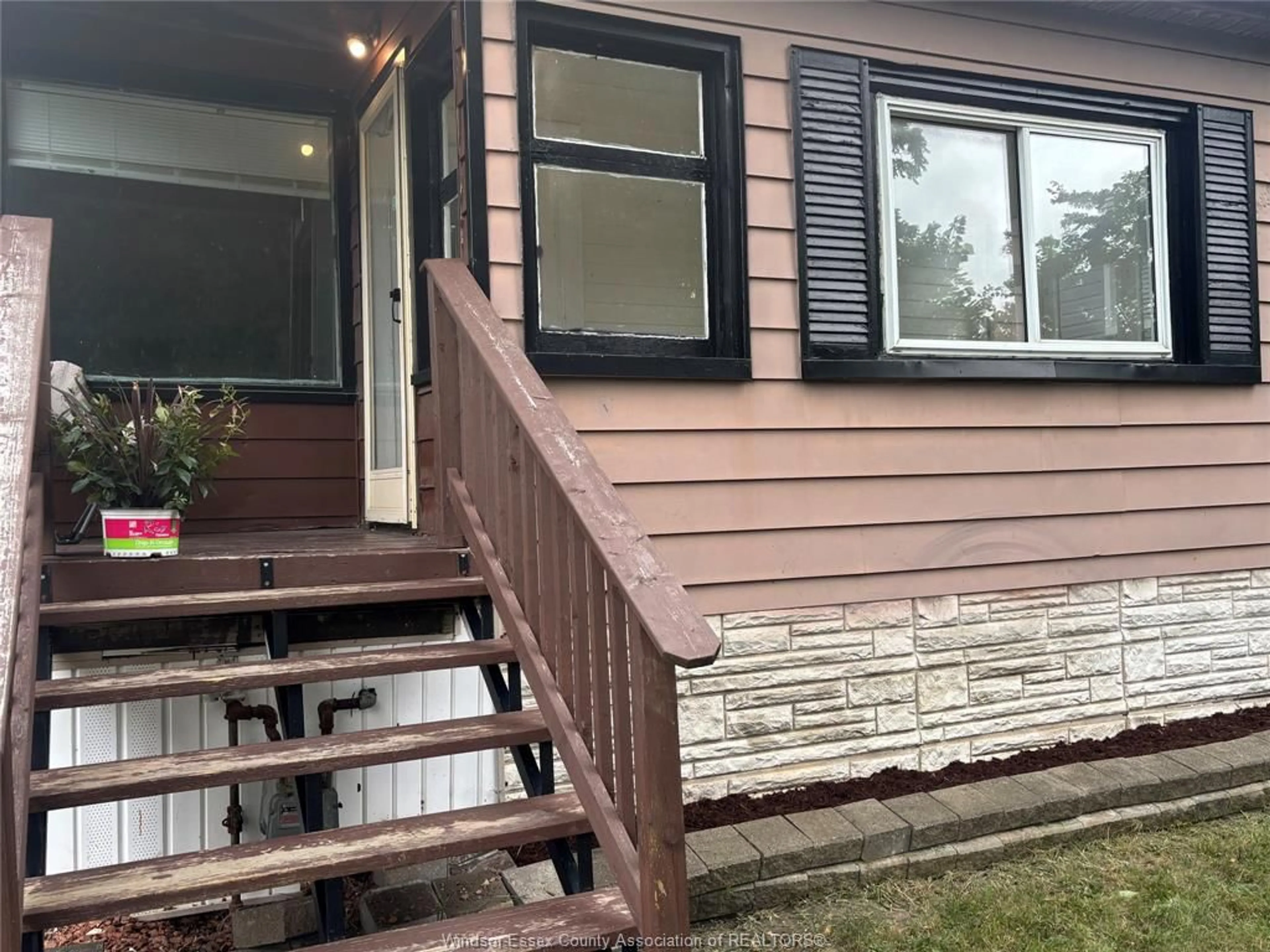 Home with vinyl exterior material, unknown for 984 ELLROSE, Windsor Ontario N8Y 3W9