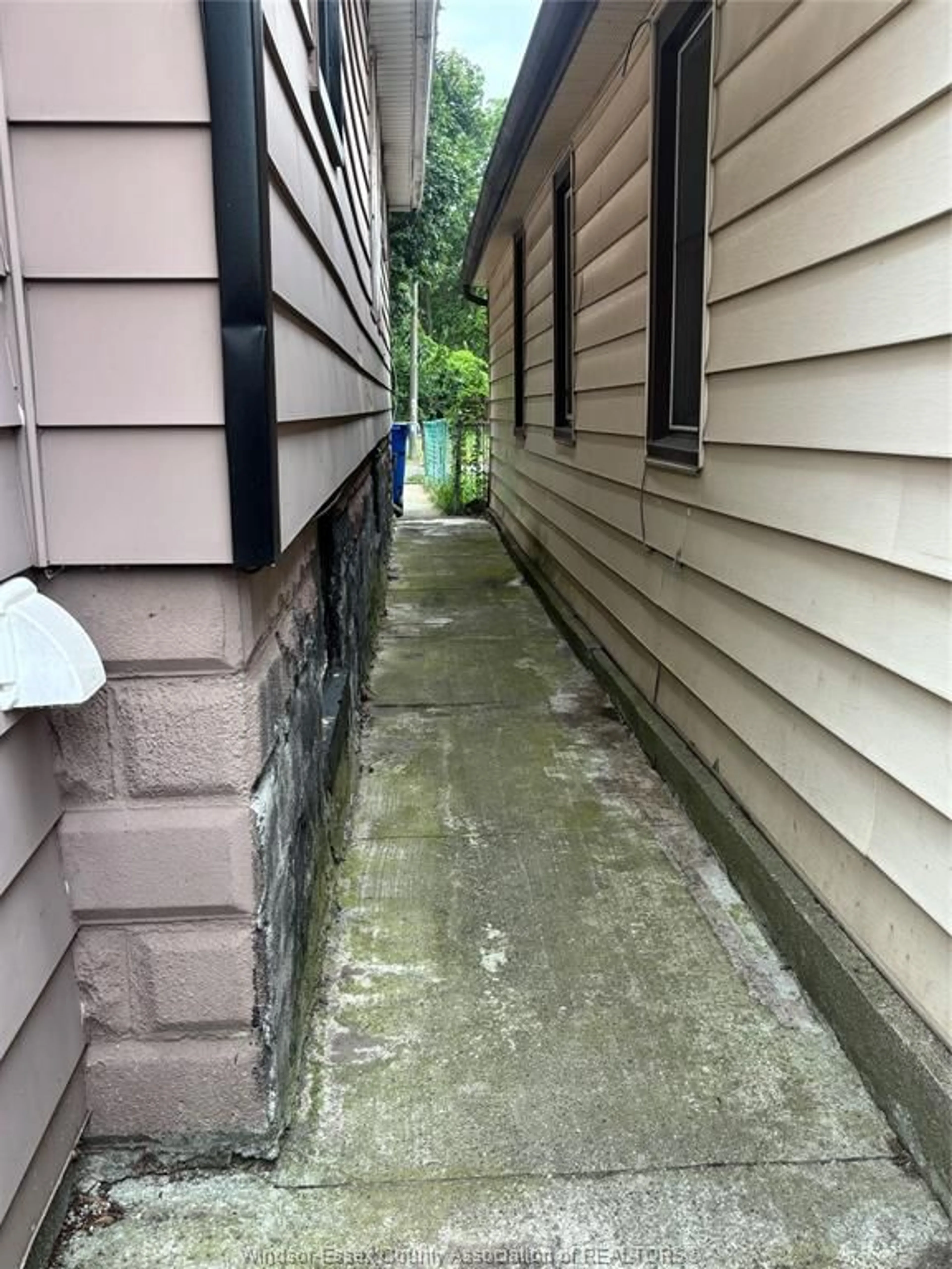 Patio, street for 984 ELLROSE, Windsor Ontario N8Y 3W9
