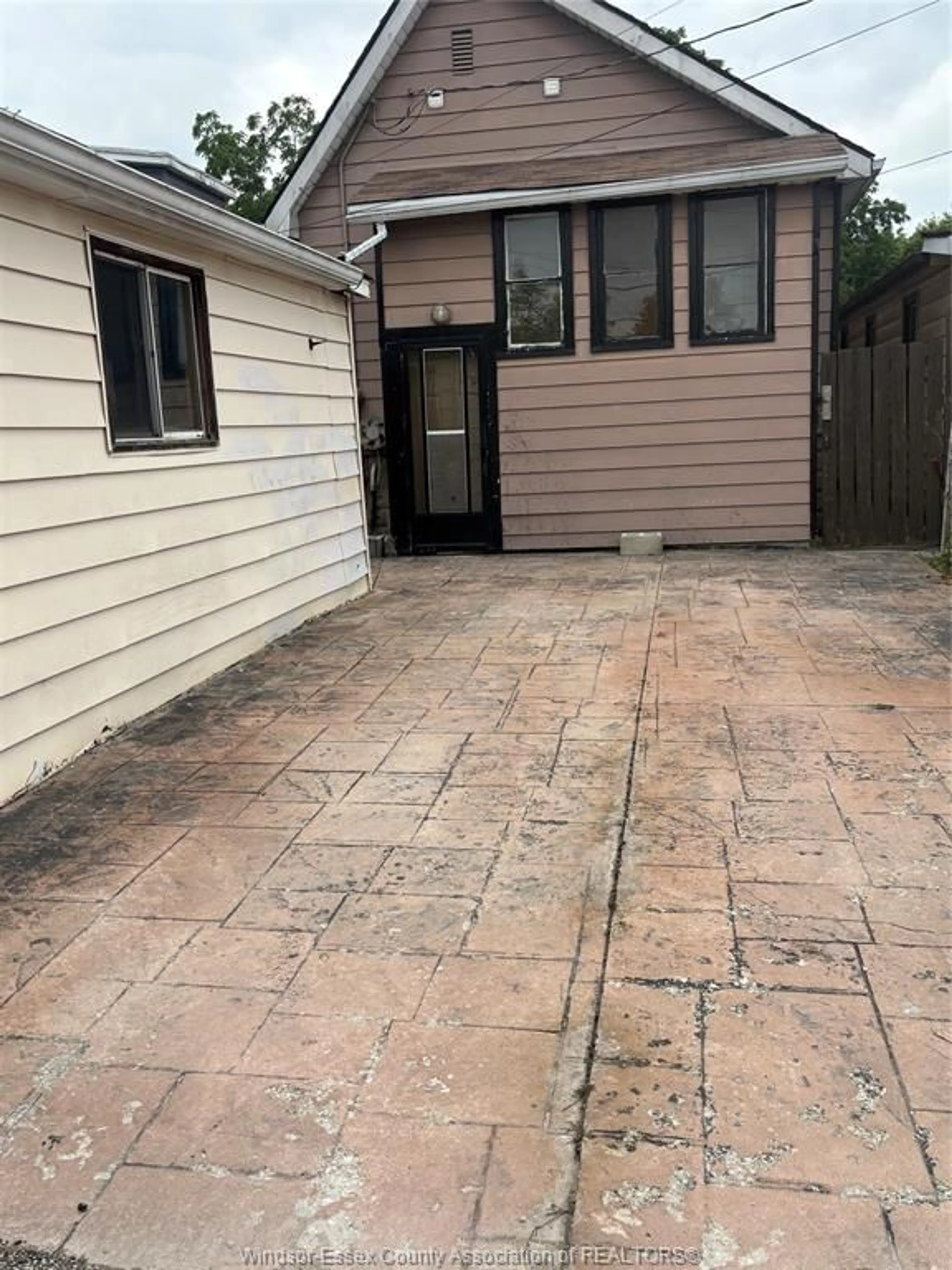 Patio, street for 984 ELLROSE, Windsor Ontario N8Y 3W9