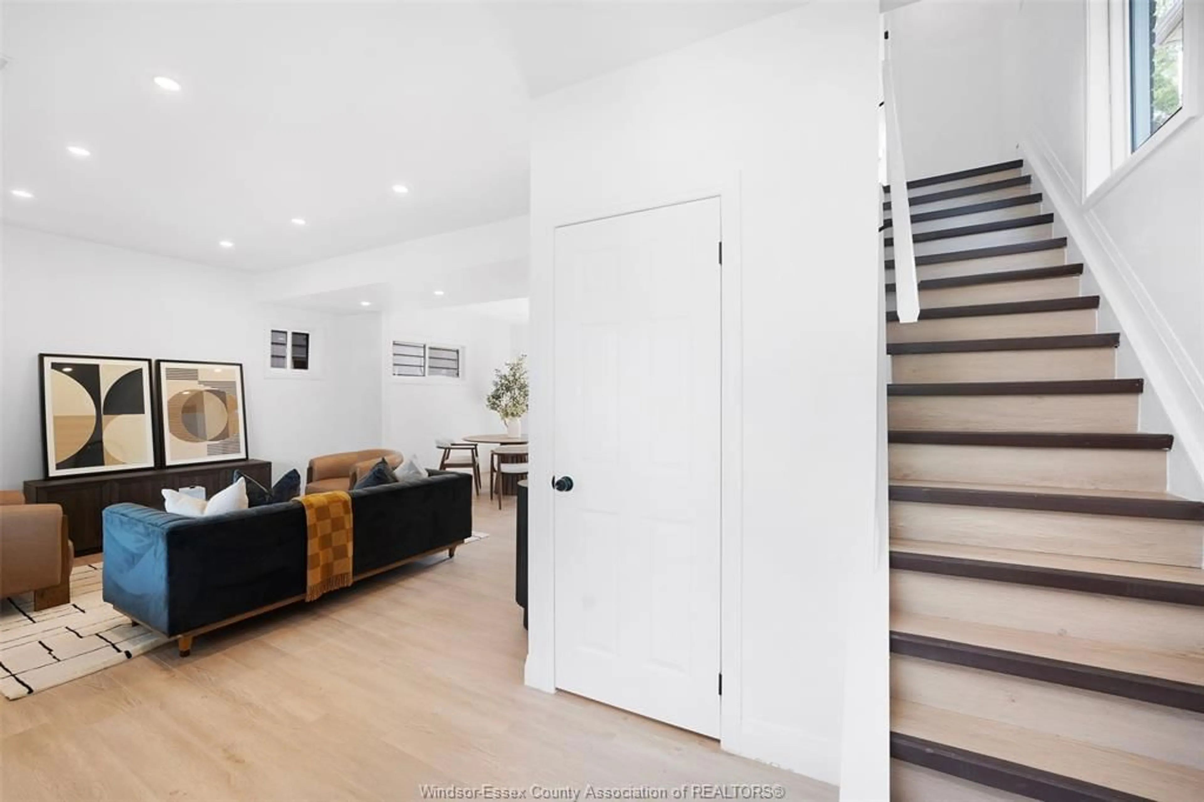Indoor entryway for 859 MOY Ave, Windsor Ontario N9A 2N7