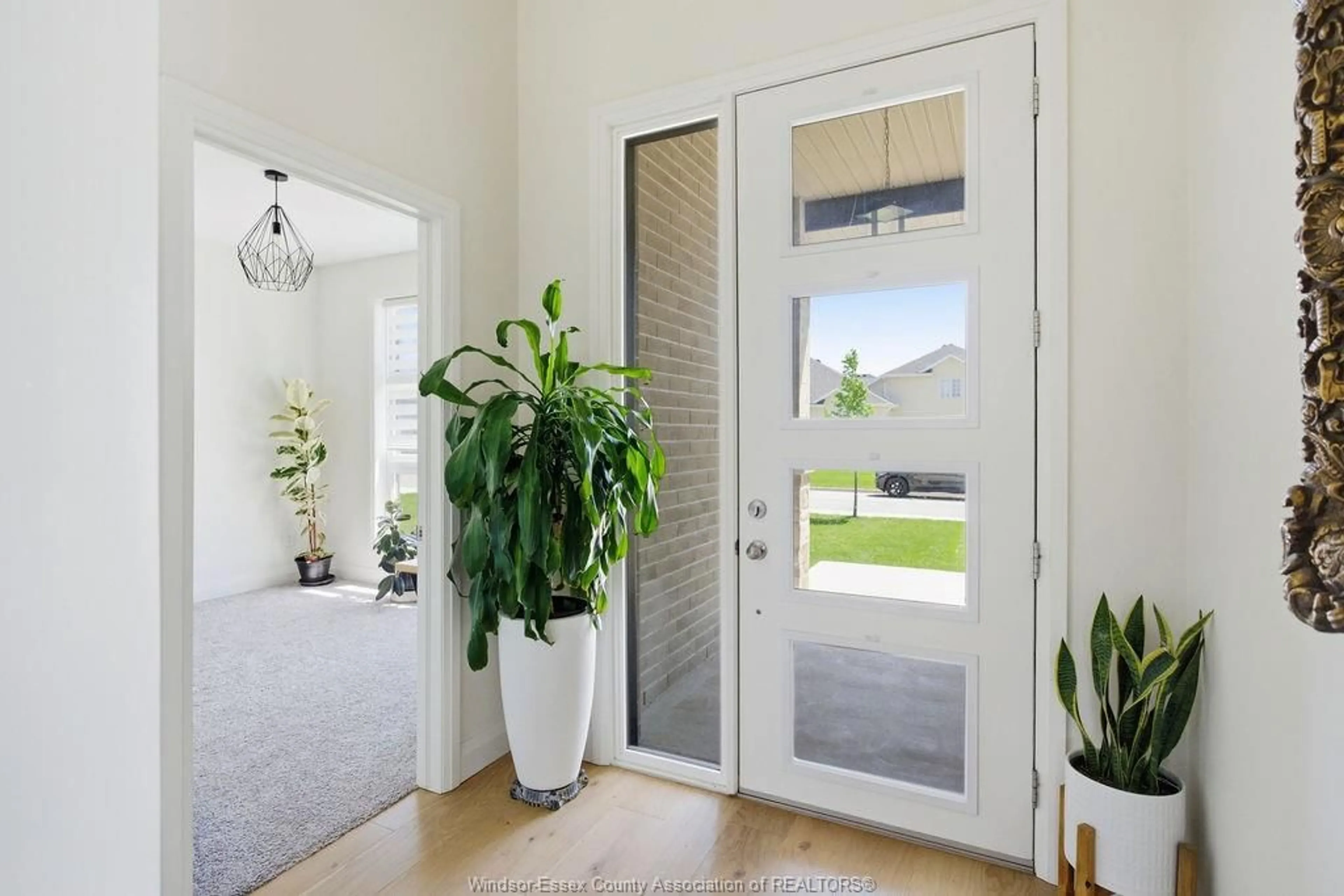 Indoor entryway for 10 LUNDY St, Amherstburg Ontario N9V 0G5