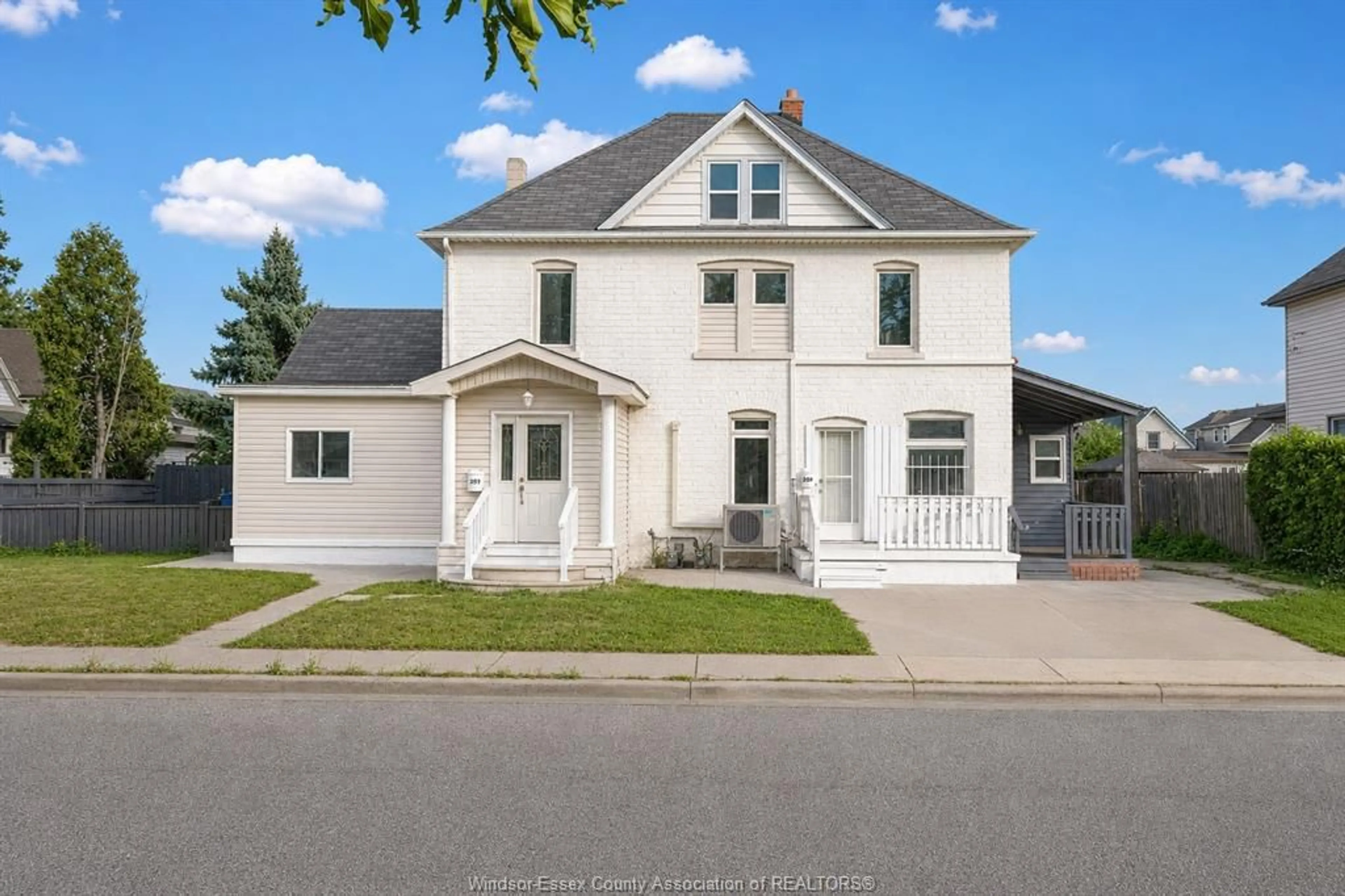 Home with vinyl exterior material, street for 869 CATARAQUI, Windsor Ontario N9A 3P5