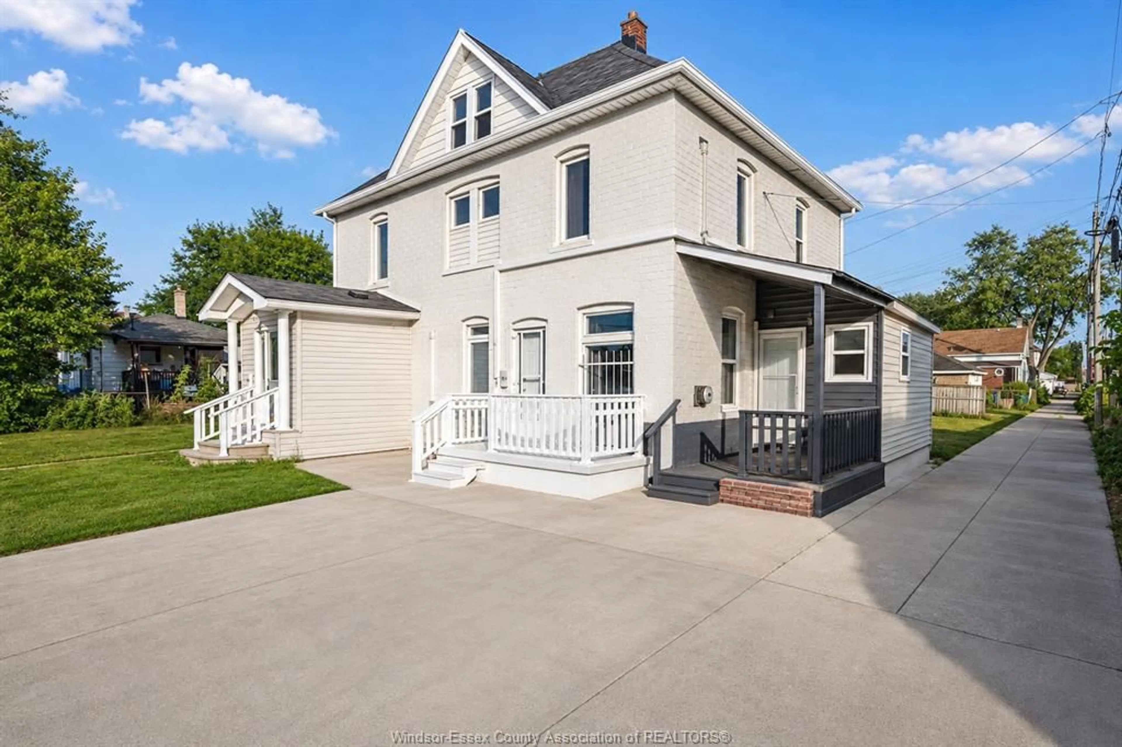 A pic from outside/outdoor area/front of a property/back of a property/a pic from drone, street for 869 CATARAQUI, Windsor Ontario N9A 3P5